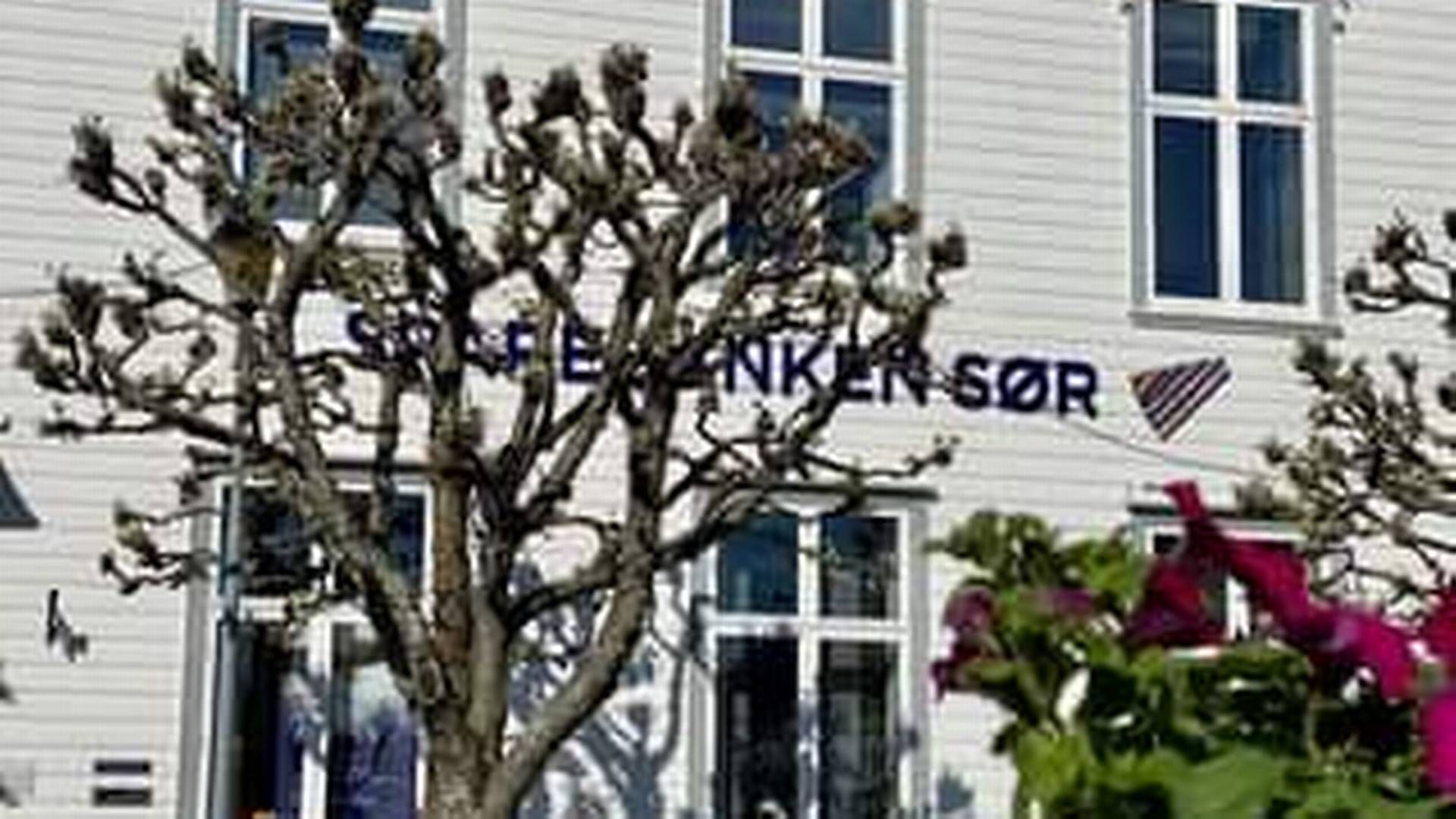 TIL SALGS: Sparebanken Sør-bygget på Torvet 2 i Risør er lagt ut for salg.