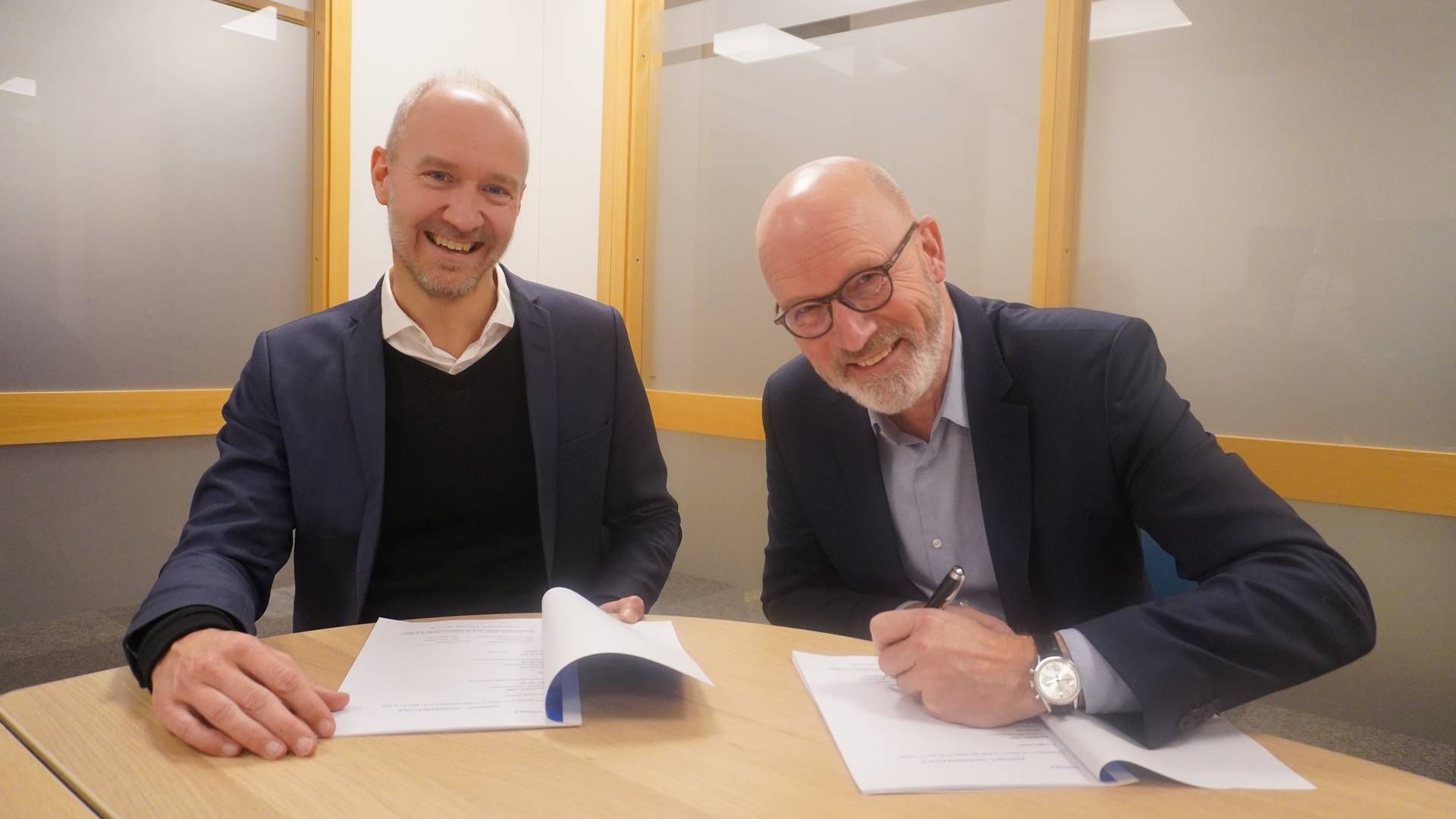 Konserndirektør i Sparebank 1 SMN, Vegard Helland (t.v), og administrerende direktør i Vegamot, Marius Maske, signerer avtale om ny hovedbankforbindelse. | Foto: Sparebank 1 SMN / PR