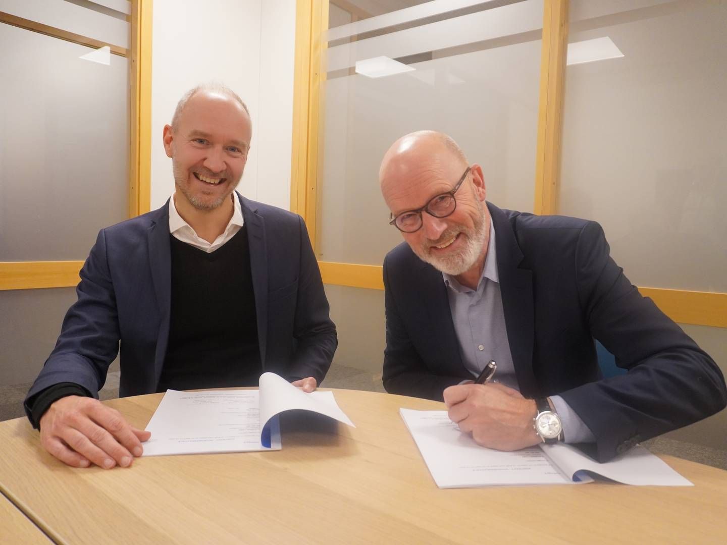 Konserndirektør i Sparebank 1 SMN, Vegard Helland (t.v), og administrerende direktør i Vegamot, Marius Maske, signerer avtale om ny hovedbankforbindelse. | Foto: Sparebank 1 SMN / PR