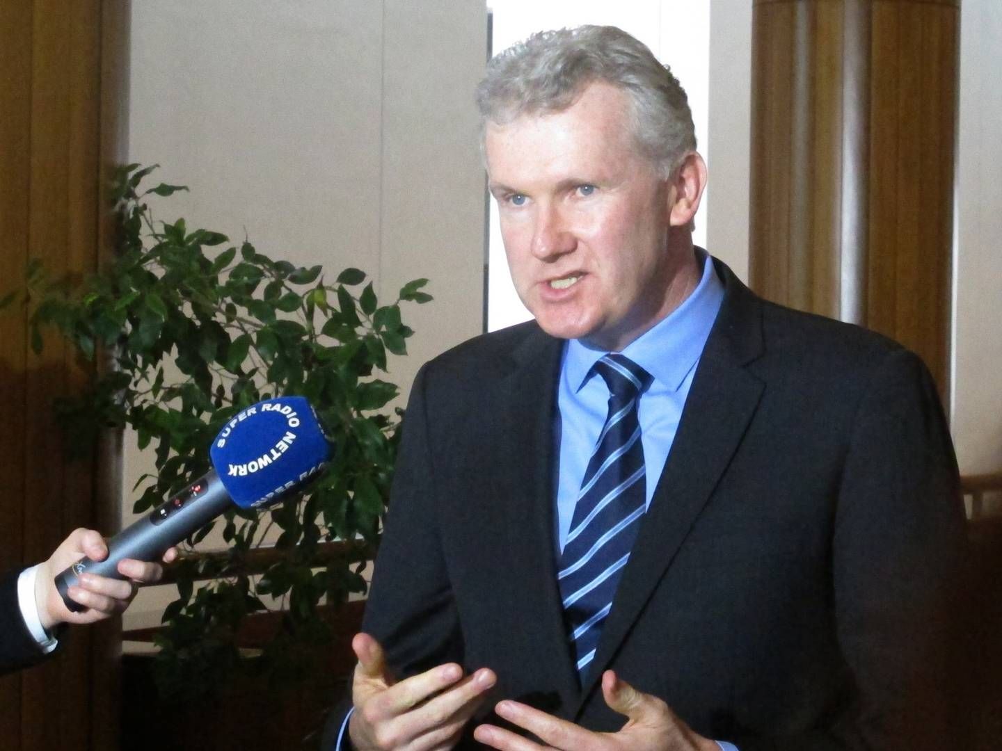 Den australske arbejdsret Fair Work Commission har indkaldt Svitzer til en høring for at få bremset en varslet lockout. Beskæftigelsesminister Tony Burke (foto) mener, at en lockout vil skade Australiens økonomi. | Foto: Rod Mcguirk/AP/Ritzau Scanpix