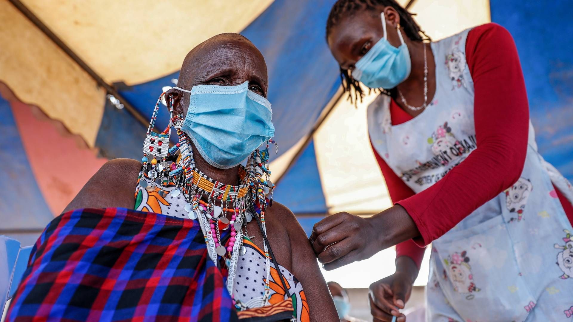 MULIG VENDEPUNKT: Access to Medicine Foundation håper erfaringene med koronapandemien gjøre at flere legemiddelselskap øker tilgjengeligheten for legemidlene sine. Her blir en kvinne fra Masai-folket i Kenya vaksinert med en Astrazeneca-vaksine på en klinikk i Klimana, sør i landet. | Foto: AP Photo/Brian Inganga, File