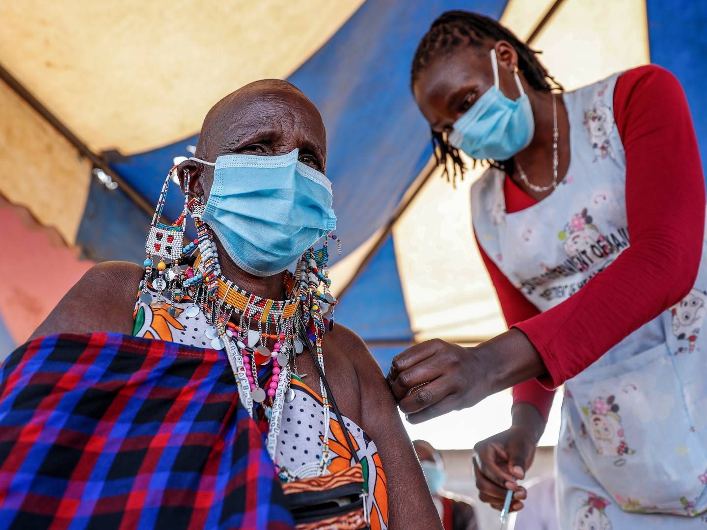 MULIG VENDEPUNKT: Access to Medicine Foundation håper erfaringene med koronapandemien gjøre at flere legemiddelselskap øker tilgjengeligheten for legemidlene sine. Her blir en kvinne fra Masai-folket i Kenya vaksinert med en Astrazeneca-vaksine på en klinikk i Klimana, sør i landet. | Foto: AP Photo/Brian Inganga, File