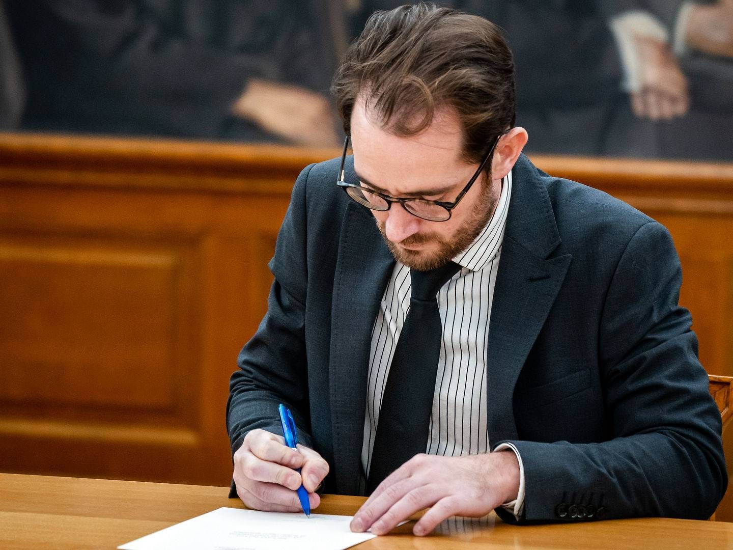 Alexander Ryle, nyvalgt folketingsmedlem for Liberal Alliance, skriver under på en erklæring om at ville overholde Grundloven i Fællessalen på Christiansborg, onsdag den 16. november 2022. | Foto: Ida Marie Odgaard/Ritzau Scanpix