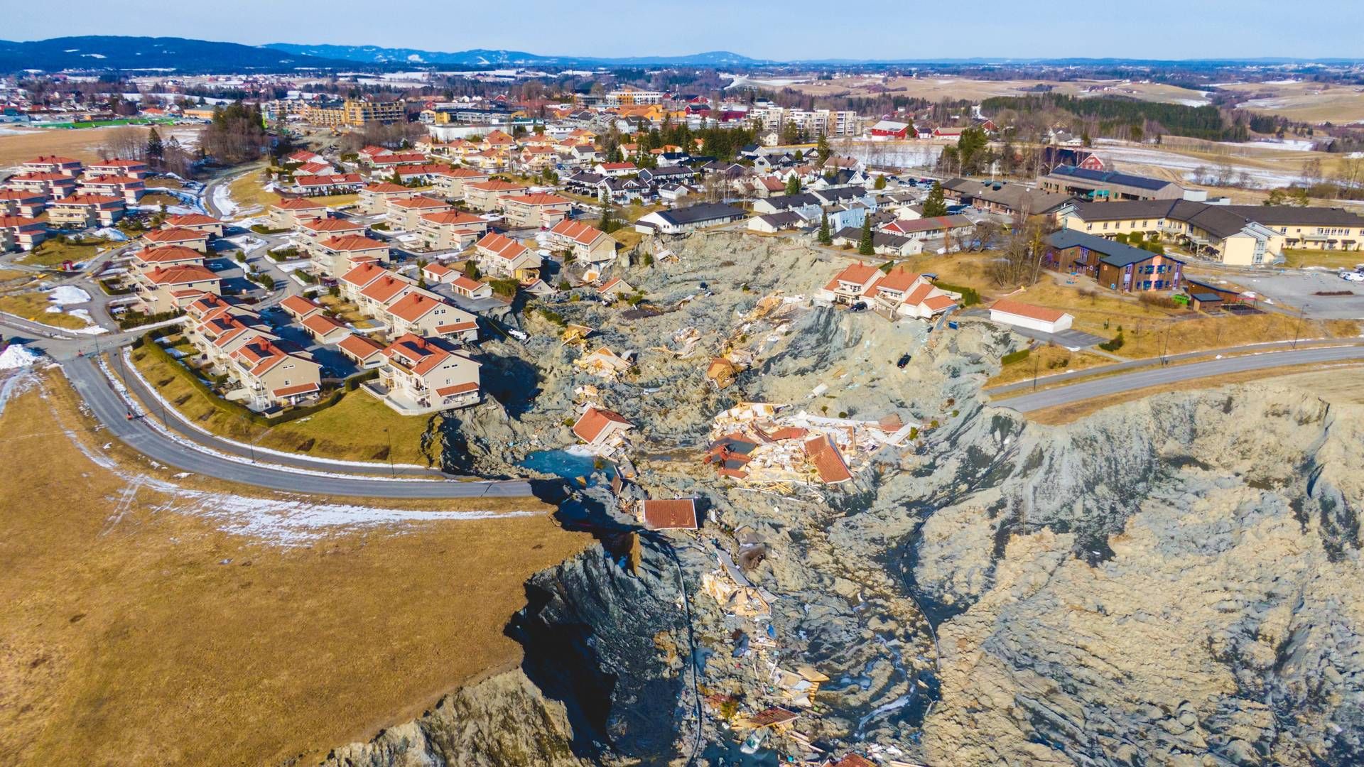 SVIKTET: Skredet i Gjerdrum i desember 2020 krevde ti menneskeliv i et boligområde, som her er avbildet via drone. Etter kvikkleireulykken ba regjeringen et eksternt utvalg om en utredning for å forhindre at noe lignende kan skje igjen. Utvalgets forslag til ny lov om naturskadesikring møter motbør i eiendomsavdelingen til Advokatfirmaet Haavind. | Foto: Stian Lysberg Solum, NTB