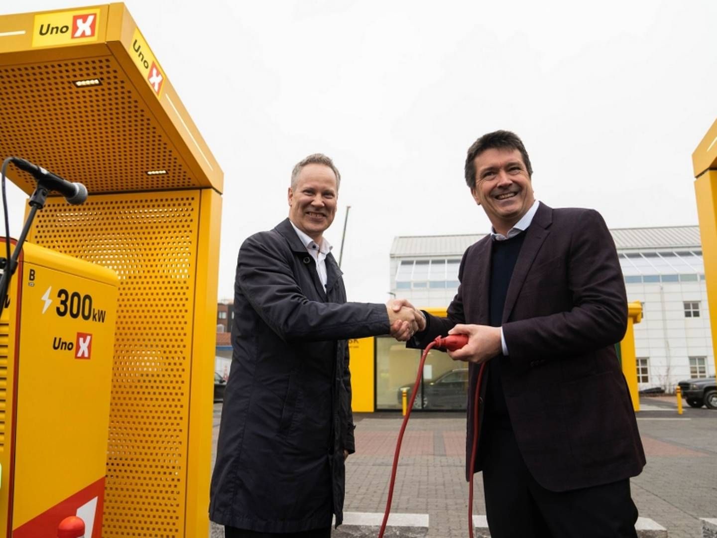 LYNLADER: Den nye lynladeren ble offisielt åpnet av samferdselsminister Jon-Ivar Nygård og administrerende direktør Ole Robert Reitan i Reitan Retail. Den har også fått eget skilt for strømprisen. | Foto: Uno-X