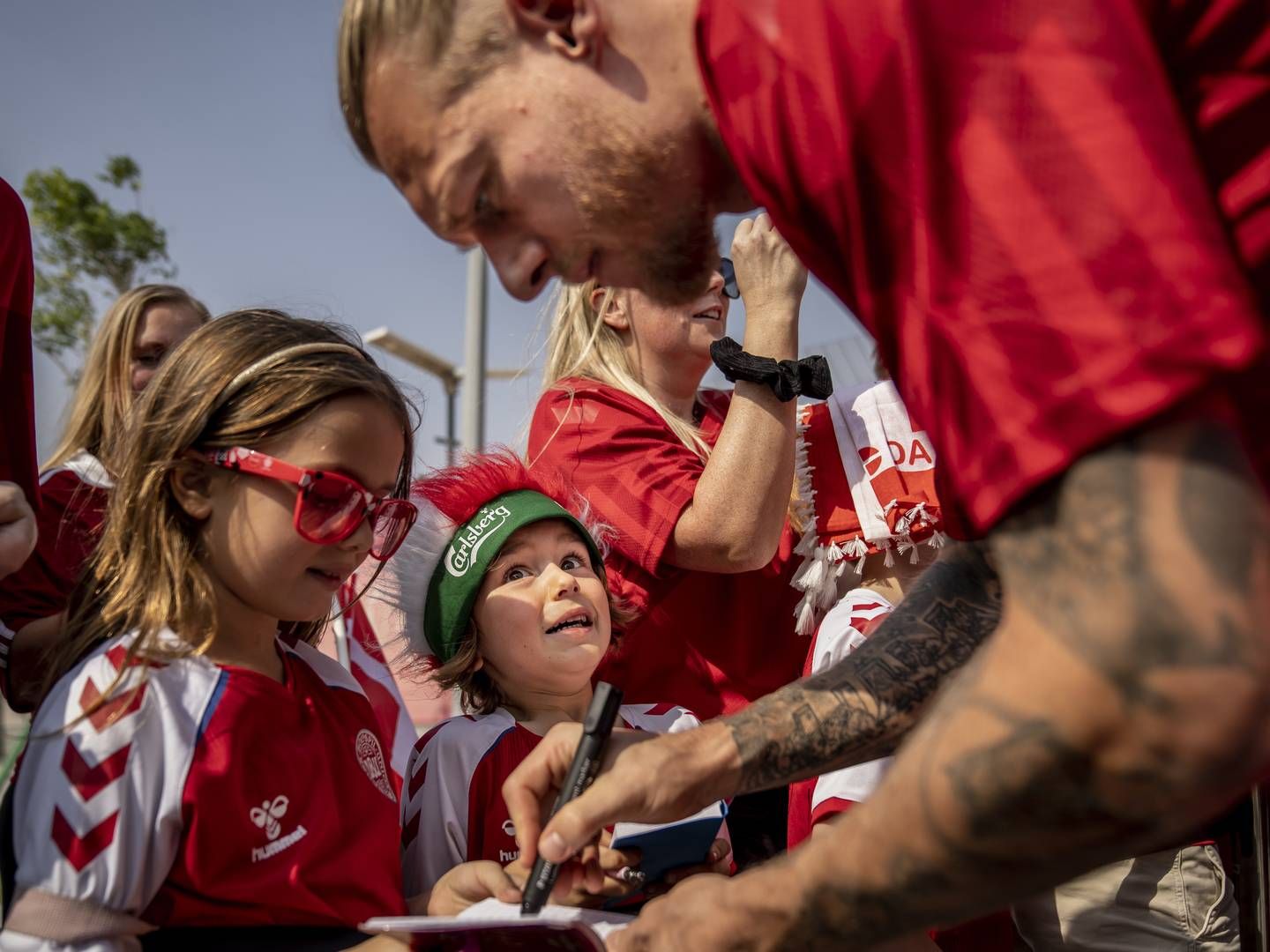 Den danske landsholdsanfører Simon Kjær skriver autografer ved VM i Qatar. | Foto: Mads Claus Rasmussen