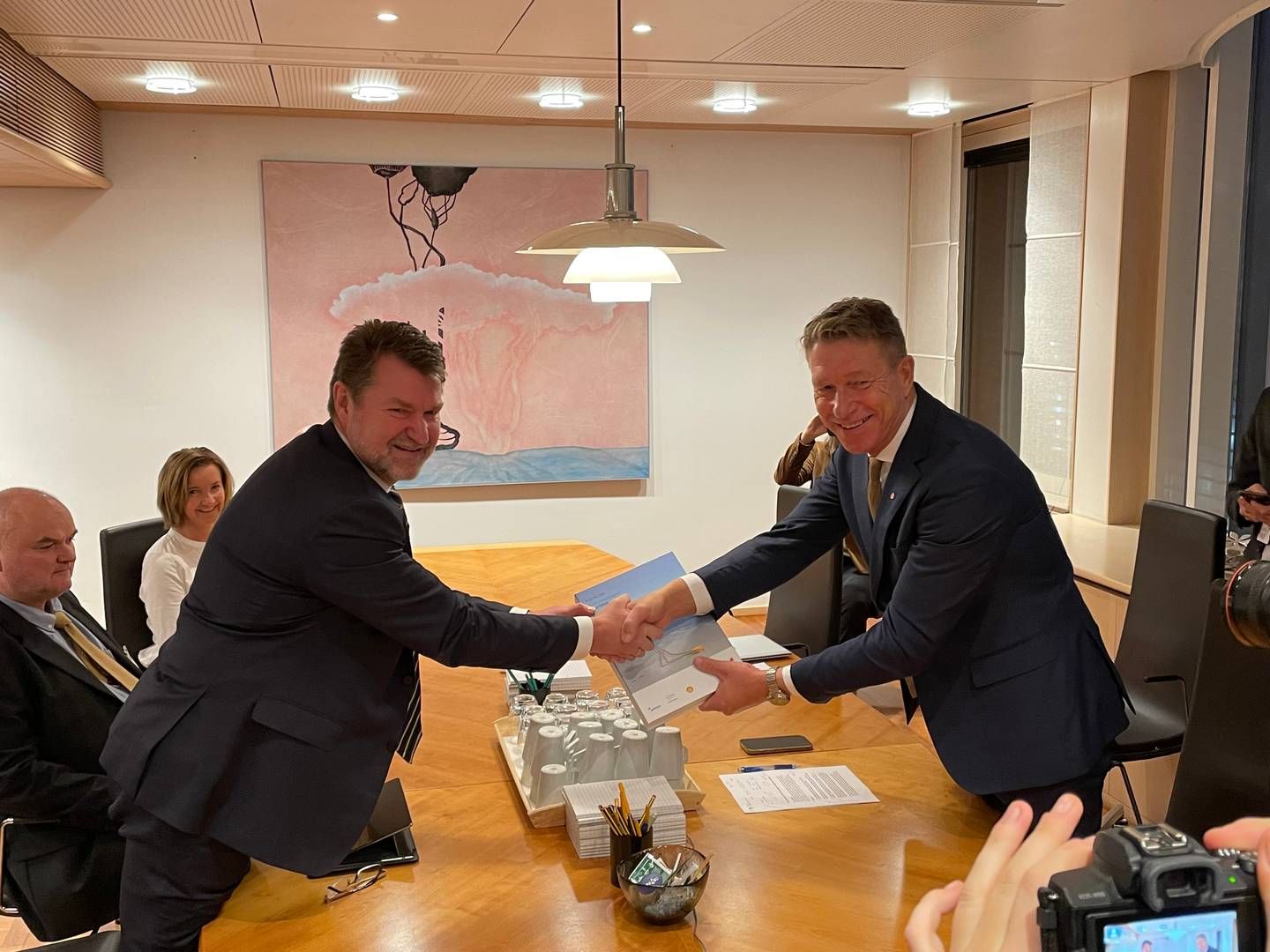 OVERRAKTE: Equinor-direktør Geir Tungesvik (t.v) og lisenspartnere overrakte den nye utrenindgplanen til olje- og energiminister Terje Aasland | Foto: Lars Heltne