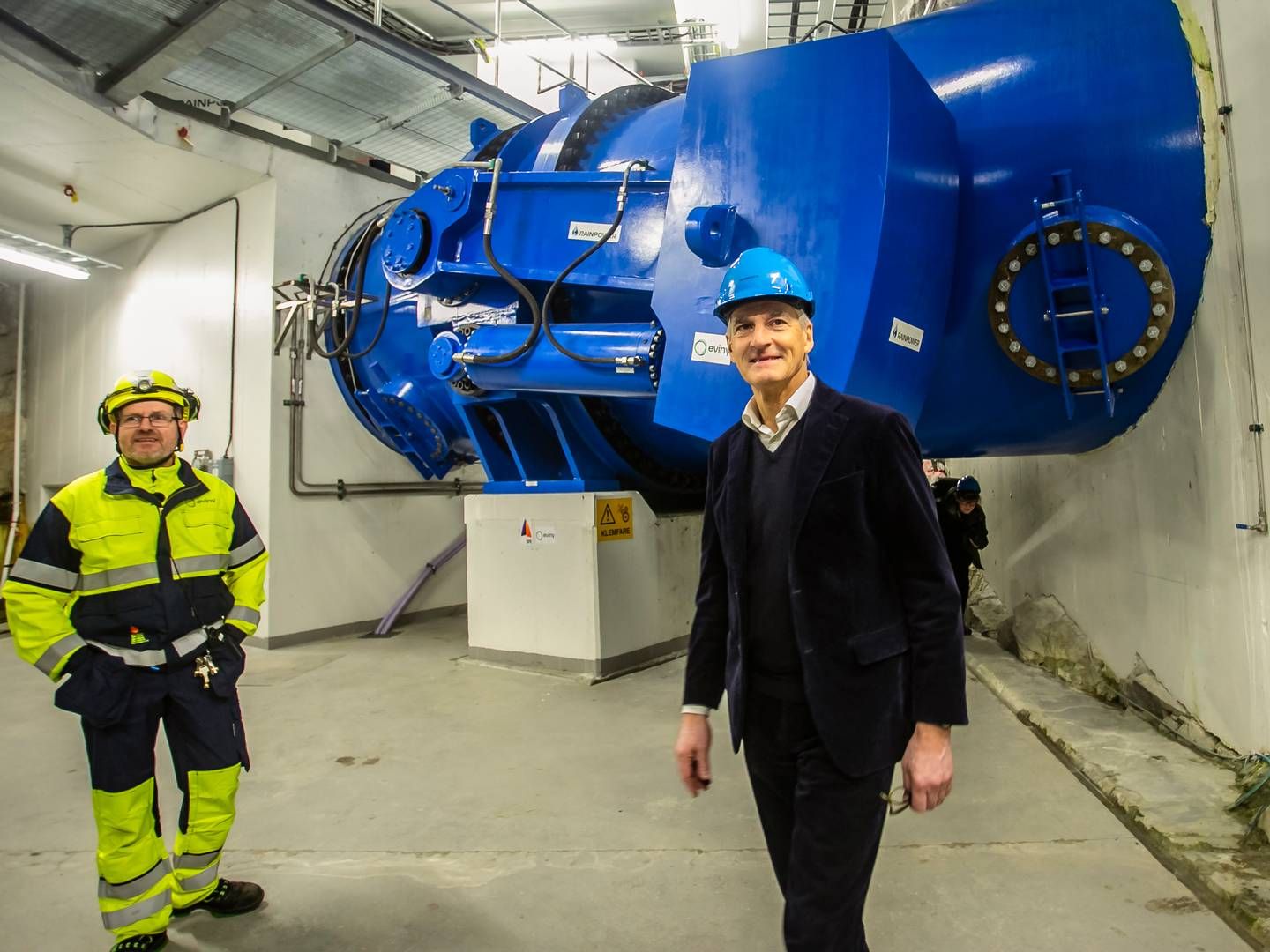 ÅPNET KRAFTVERK: Statsminister Jonas Gahr Støre fikk en omvisning på Jølstra kraftverk. Det produserer 252 GWh i året fra et fall på 131 meter og sju km med tuneller. | Foto: SFE og Eviny