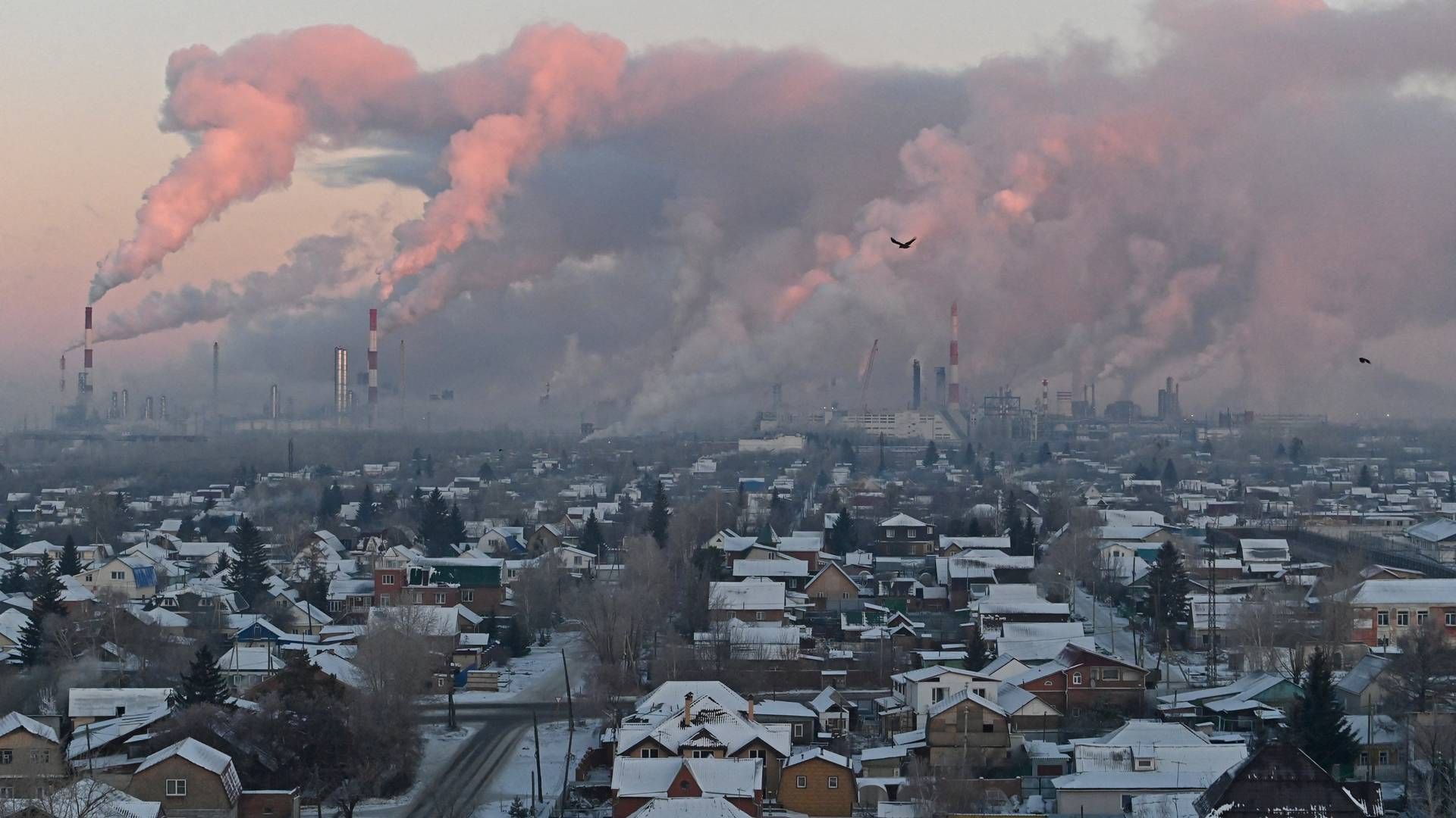 Eksport er olie er den største indtægtskilde i Rusland, som invaderede nabolandet Ukraine i februar 2022. Billedet viser energiselskabet Gazproms raffinaderi i Omsk i Rusland. Selskabet er ejet af den russiske stat. | Foto: Alexey Malgavko/Reuters/Ritzau Scanpix