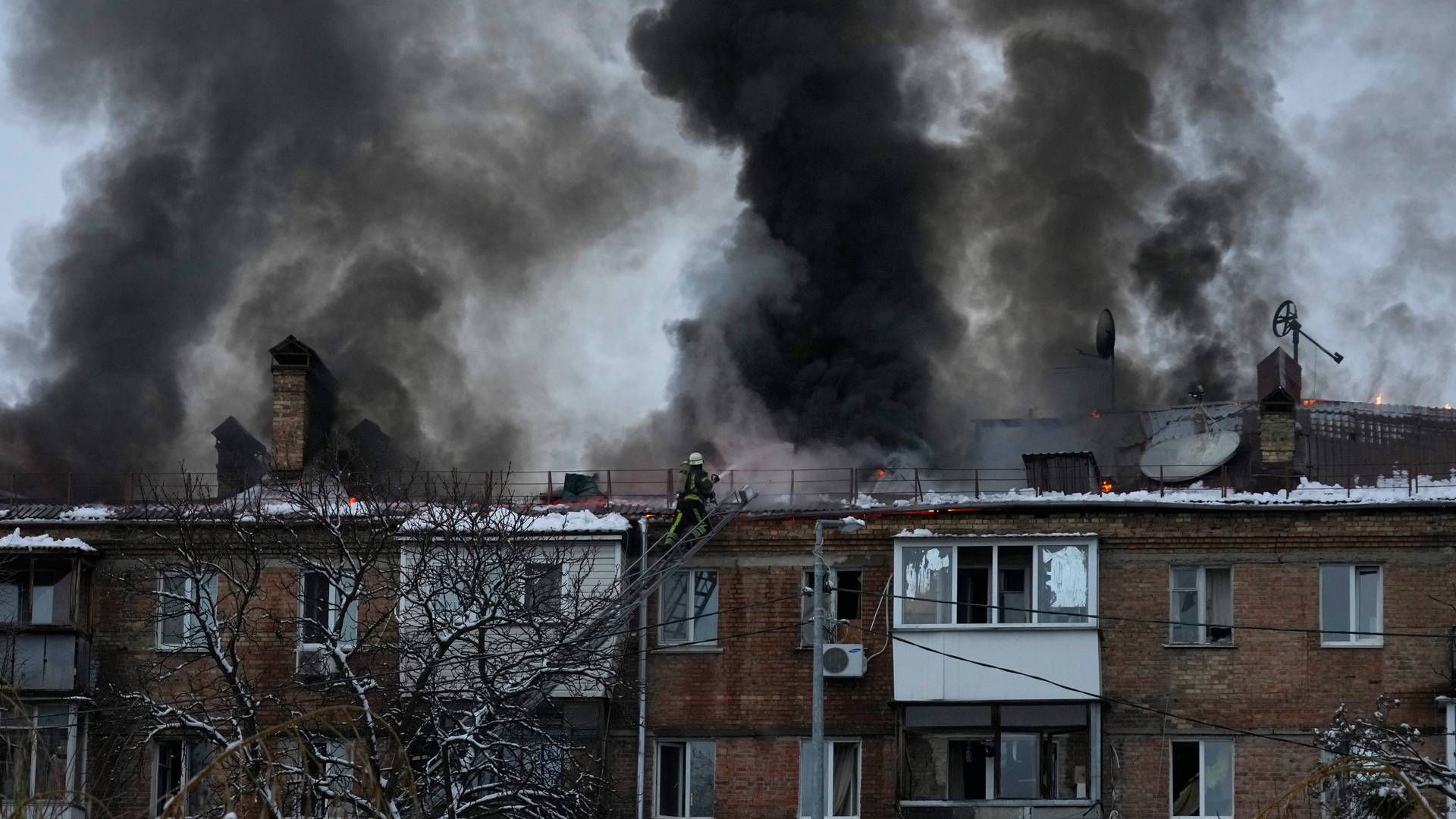 KRITISK: Fallende bomber og fallende temperaturer gjør livet vanskelig i Ukraina. | Foto: Efrem Lukatsky / AP / NTB