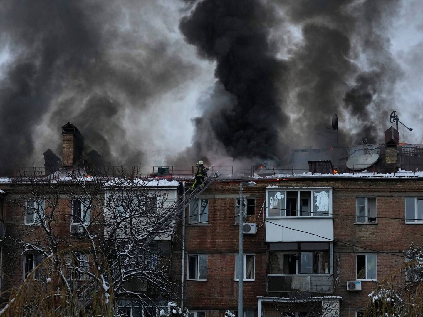 KRITISK: Fallende bomber og fallende temperaturer gjør livet vanskelig i Ukraina. | Foto: Efrem Lukatsky / AP / NTB