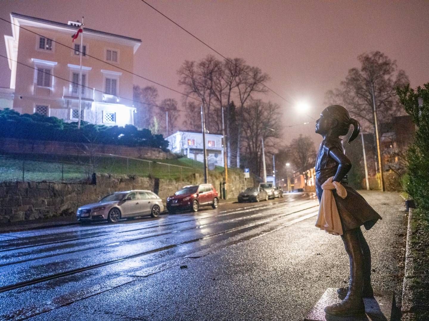 STUNT: Den sta, lille jenta ble flyttet fra Grand Hotel, og plassert utenfor den iranske ambassaden. Christian Ringnes er eieren og mannen bak stuntet. | Foto: Javad Parsa/NTB