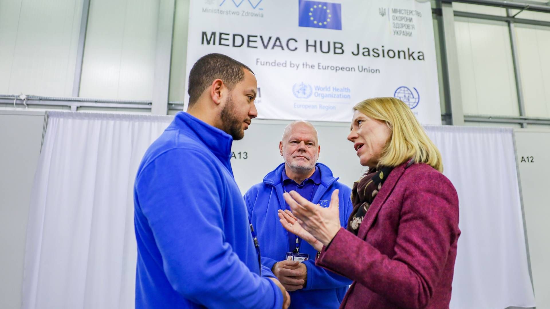 Utenriksminister Anniken Huitfeldt i samtale med ansatte på Medevac mottakssenter i Rzeszow søndag. | Foto: Tuva Bogsnes / UD / NTB