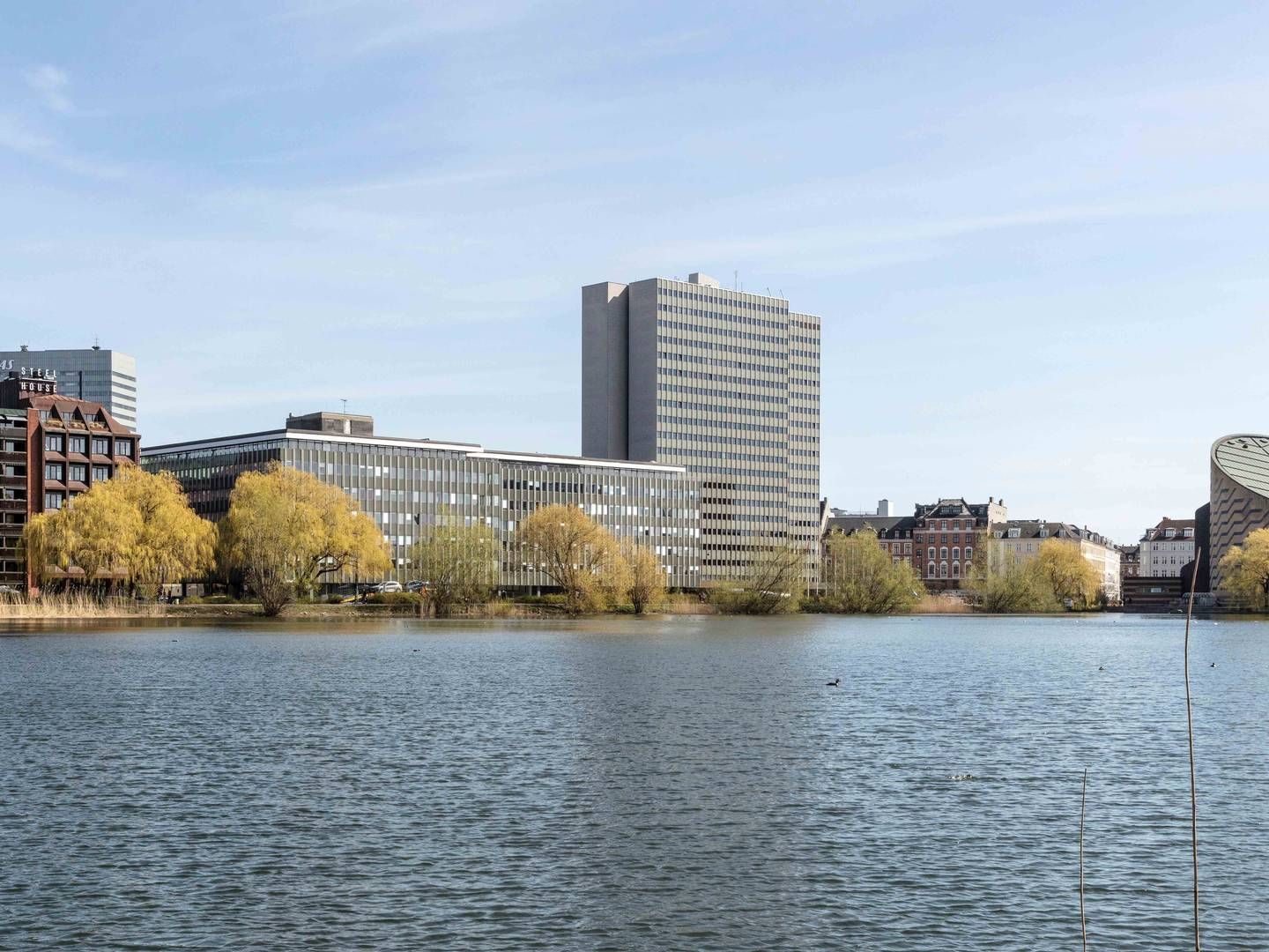 Ejendommen til venstre for Scandic Hotel bliver fra torsdag en del af ejendomsporteføljen hos Danske Banks pensionsselskab Danica. | Foto: PR / Danica / Niels Nygaard