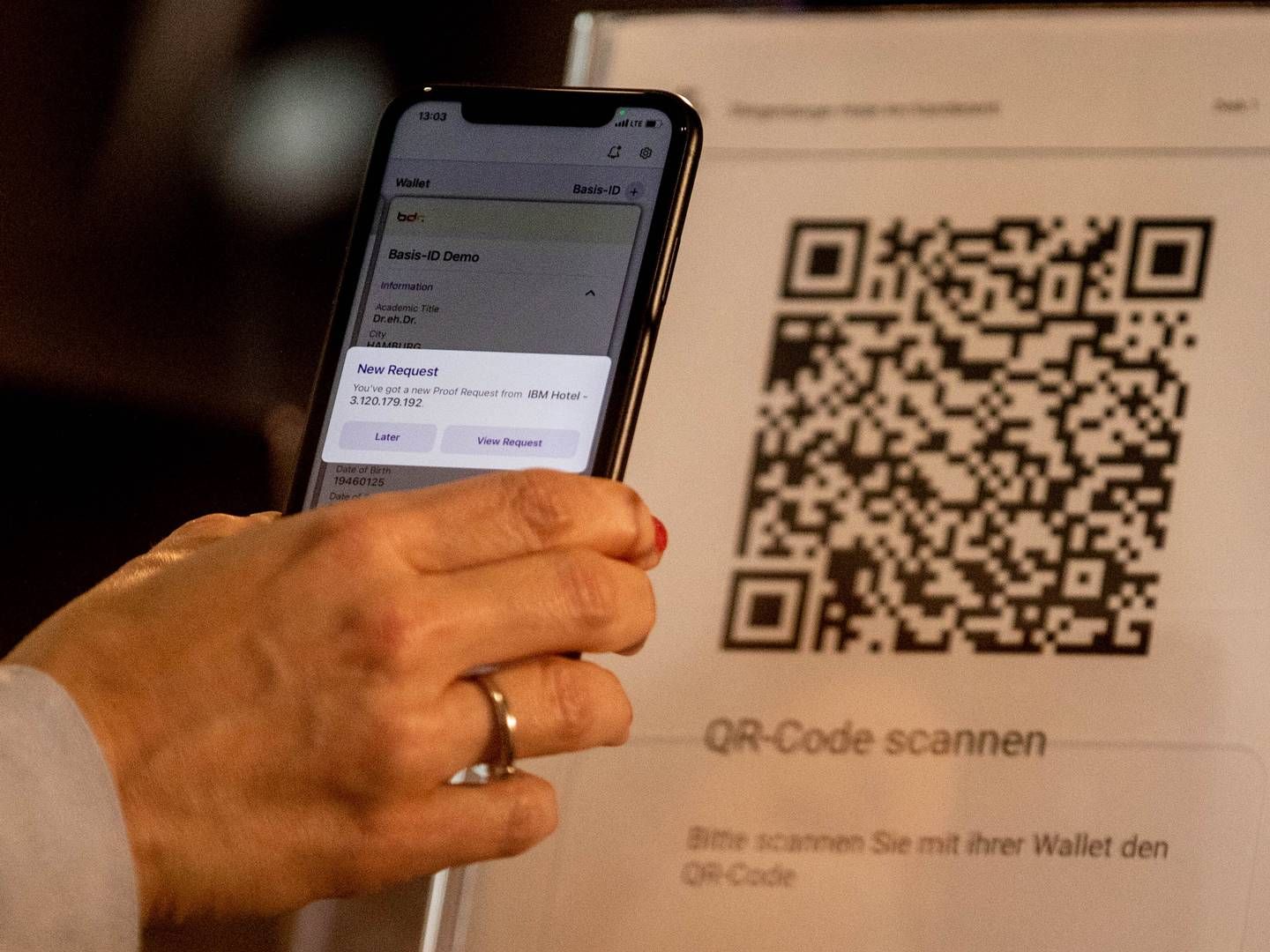 Wallet beim Hotel-Checkin | Foto: picture alliance/EPA-EFE | FILIP SINGER/ POOL