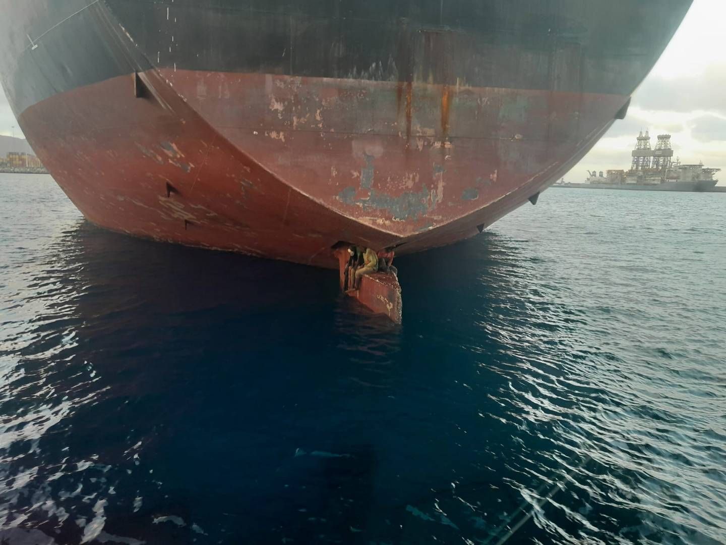 Migranter har efter alt at dømme overlevet 11 dage til søs ved at klamre sig til dette skibs ror. | Foto: Spanish Maritime Rescue Services Handout/EPA/Ritzau Scanpix