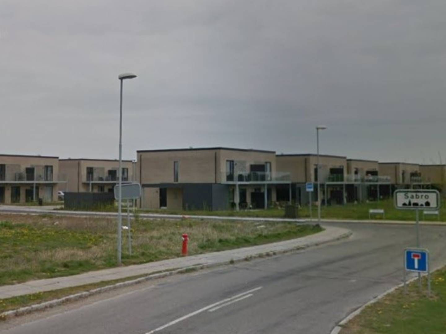 Rema 1000's ejendomsdirektør står bag 44 rækkehuse i Sabro uden for Aarhus, der blev solgt i perioden 2017-2019. De tal, som projektet blev solgt på baggrund af, har siden vist sig ikke at holde stik. | Foto: Google