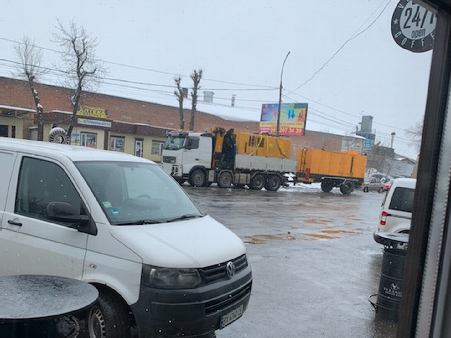 TRYGT FREMME: Lastebilen og aggregatene ble godt tatt imot i Ukraina.