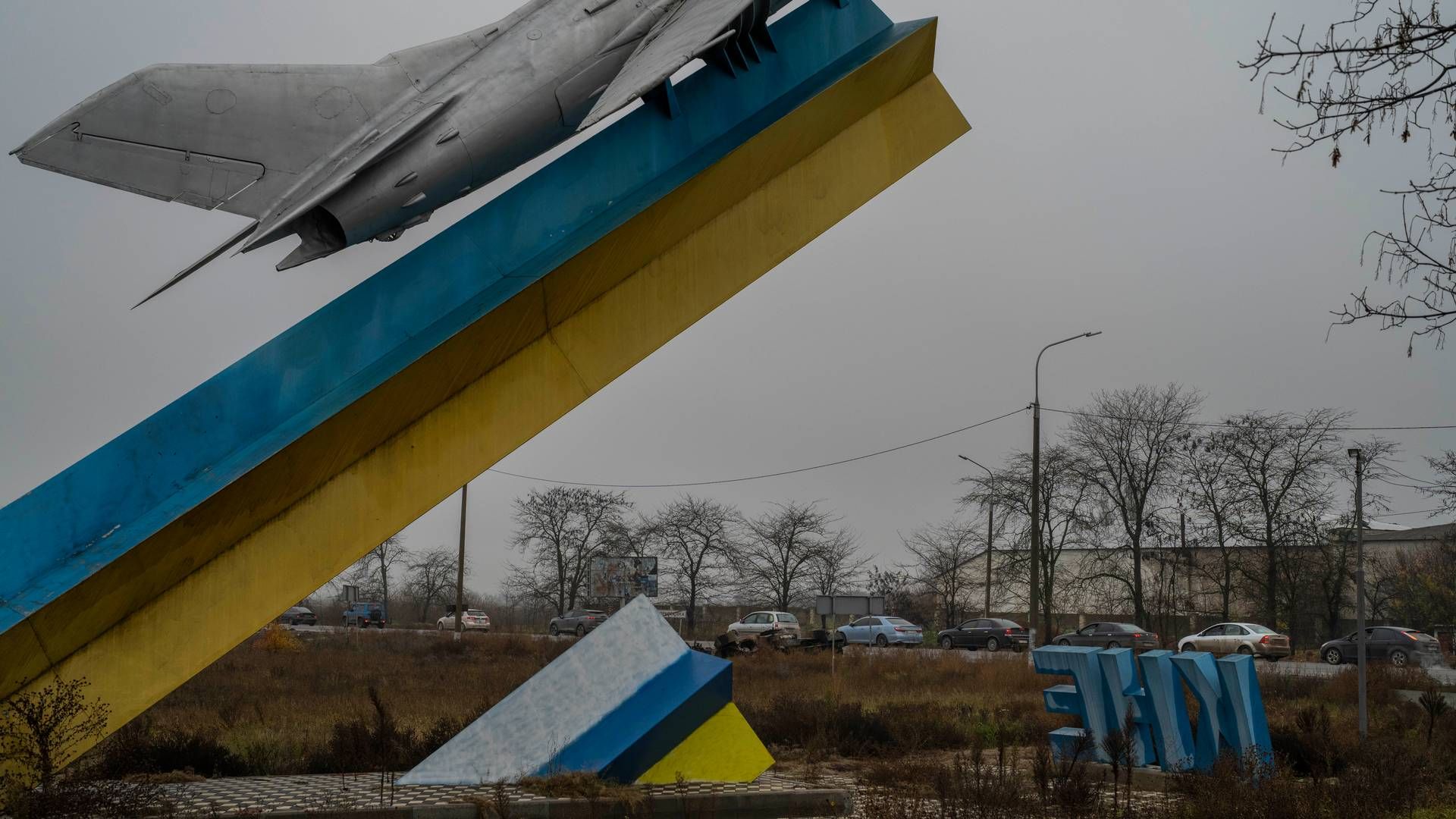 KAN FÅ HJELP: Ukraina har stort behov for alternative strømleveranser. Bildet viser biler på vei ut av Kherson forrige uke. | Foto: Bernat Armangue/AP/NTB
