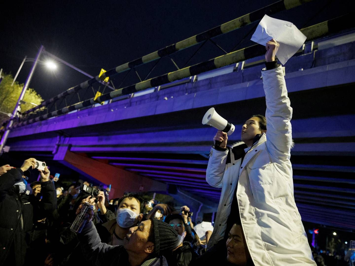 Protester i Beijing i Kina over myndighedernes skrappe restriktioner i forbindelse med smitteudbrud af corona-virus. | Foto: Thomas Peter