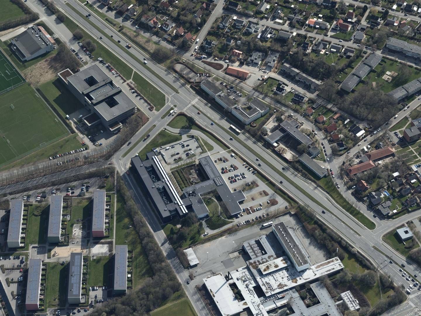 Lokalplanforslaget indeholder den grå bygning til højre i billedet, som indtil 2020 husede Jyllands-Posten samt det grønne område til venstre for. | Foto: Styrelsen for Dataforsyning og Effektivisering/google Earth
