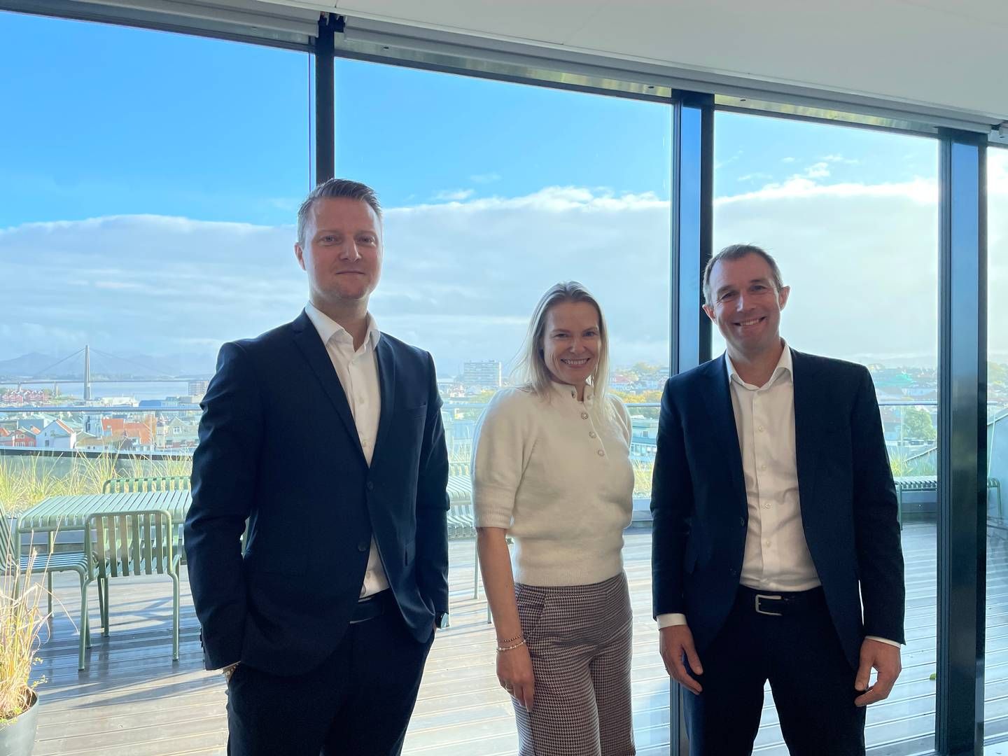 ØNSKER VEKST: Partnerne (f.v.) Espen Debes, Belinda Taranger Ingebrigtsen og Knut Prestvik ved CMS Kluge sitt kontor i Stavanger. | Foto: Tonje Waal Karlsen