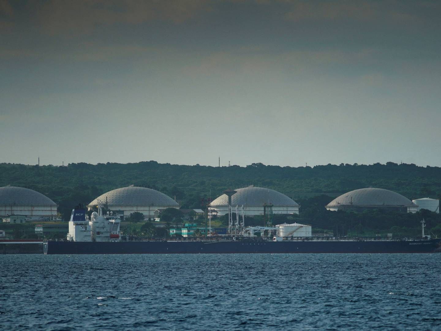 Tankskibe der er lastet med russisk olie leverer sin last i havn i Matanzas, Cuba. | Foto: Alexandre Meneghini