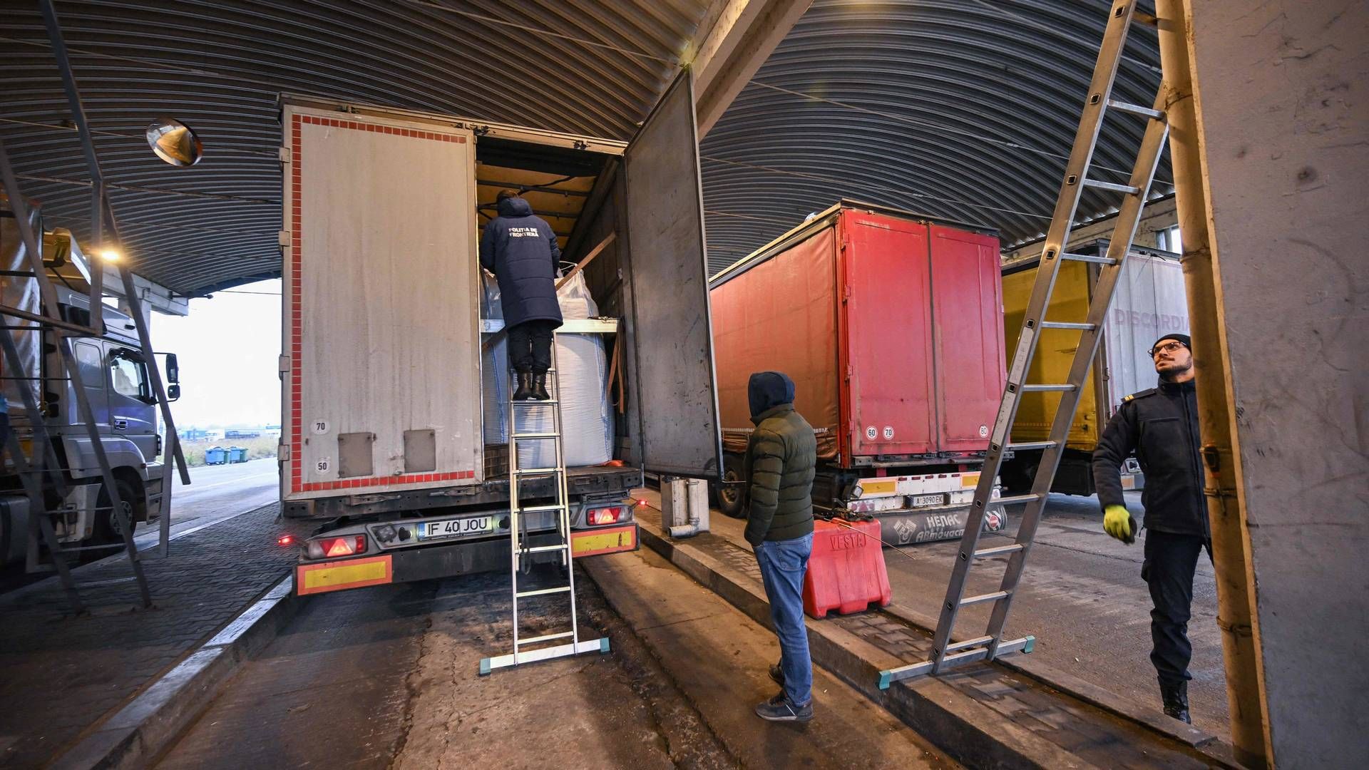 Grænsekontrol ved den rumæsk-bulgarske grænse tæt ved byen Giurgiu. | Foto: Daniel Mihailescu/AFP/Ritzau Scanpix