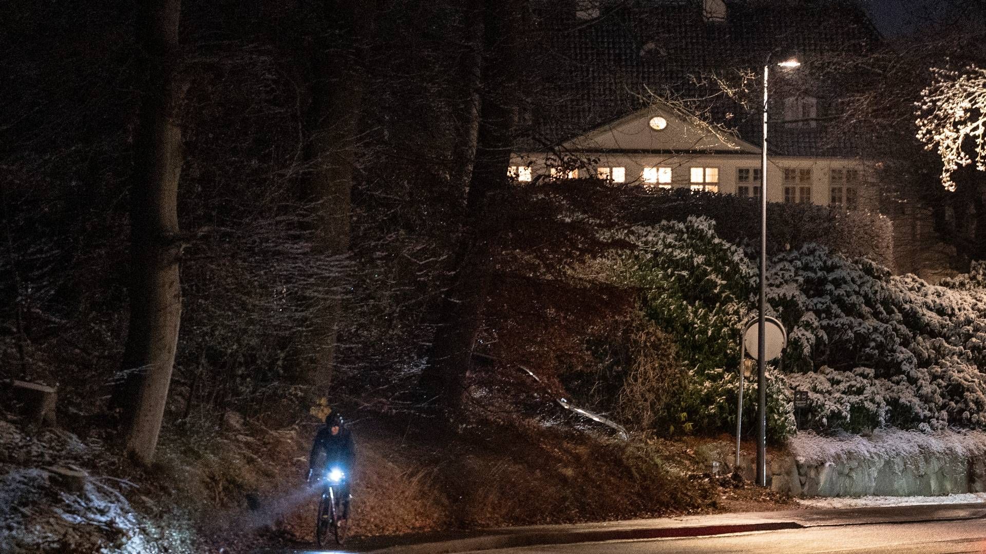 Torsdag aften var der lys i vinduerne på Marienborg, hvor Mette Frederiksen forhandler med blandt andet Venstre og Moderaterne om en ny regering. | Foto: Liselotte Sabroe