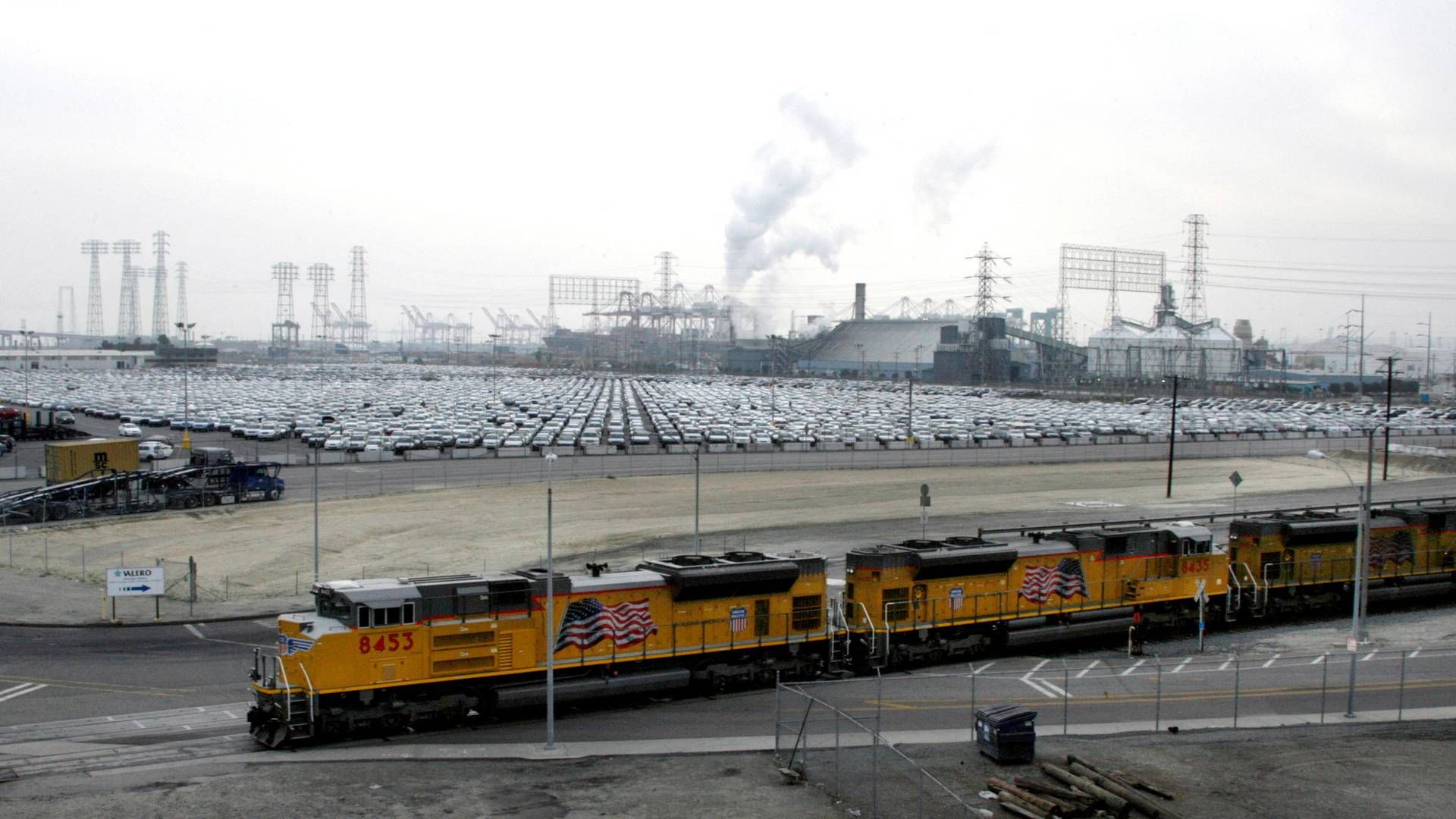 Et godstog tæt på containerhavnen i Long Beach. Risiko for strejke på både jernbane og havne på den amerikanske vestkyst kan give nye flaskehalse. | Foto: Fred Prouser/Reuters/Ritzau Scanpix