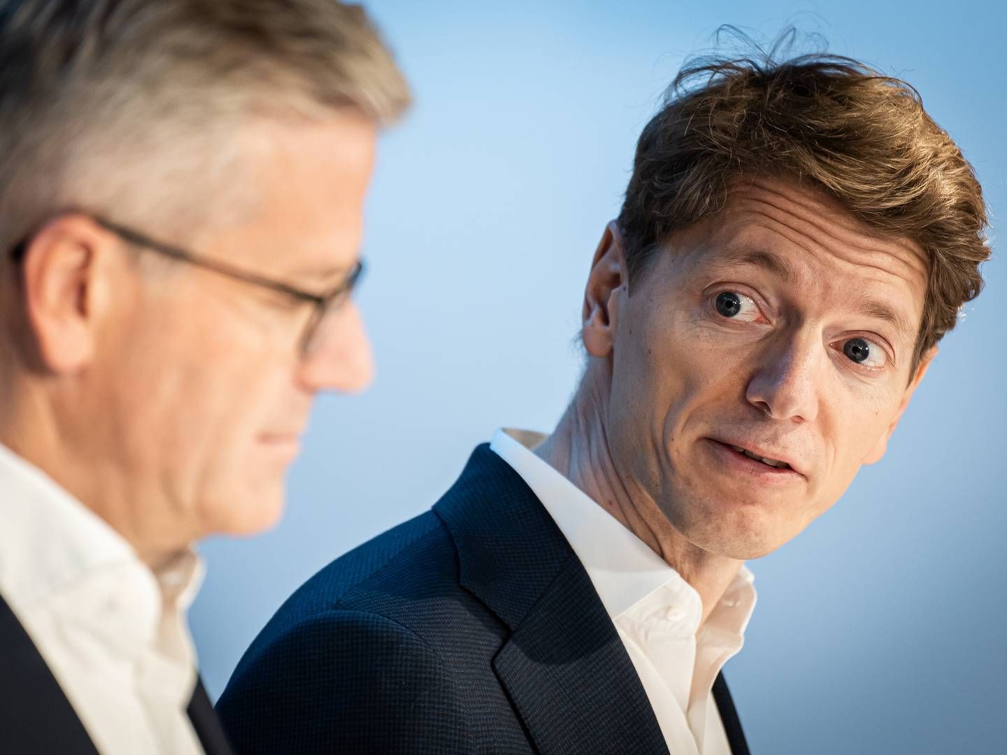 Bestyrelsen med Robert Mærsk Uggla (th.) i spidsen har ifølge analytikere valgt den oplagte kandidat i Vincent Clerc (th.), som afløser Søren Skou som topchef i Maersk til årsskiftet. | Foto: Emil Helms/Ritzau Scanpix