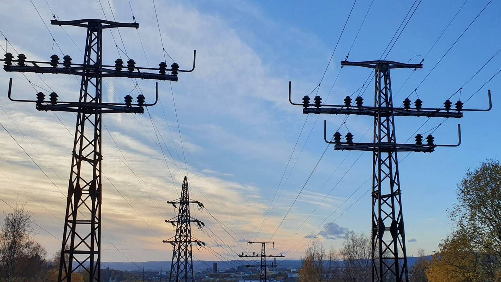 ÅRLIGE NØKKELTALL: Ifølge RME har det norske strømnettet en verdi på 171 milliarder kroner og det ble investert 17 milliarder kroner i det norske strømnettet i løpet av 2021.