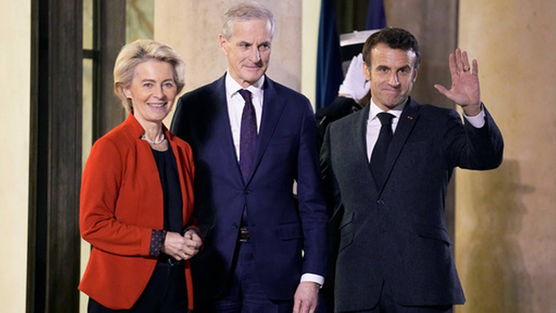 Jonas Gahr Støre (i midten) møtte Ursula von der Leyen og Emmanuel Macron mandag kveld. | Foto: Michel Euler / AP / NTB