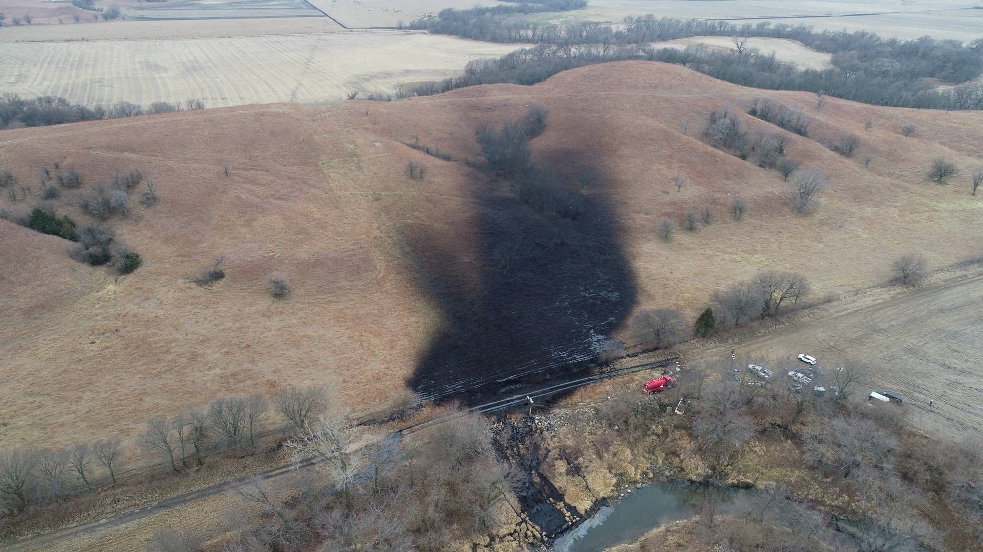 Redningsmandskab rydder op efter kæmpe læk i USA's største olierørledning Keystone, som påvirker oliepriserne.. REUTERS/Drone Base/File Photo | Foto: DRONE BASE/REUTERS / X06507