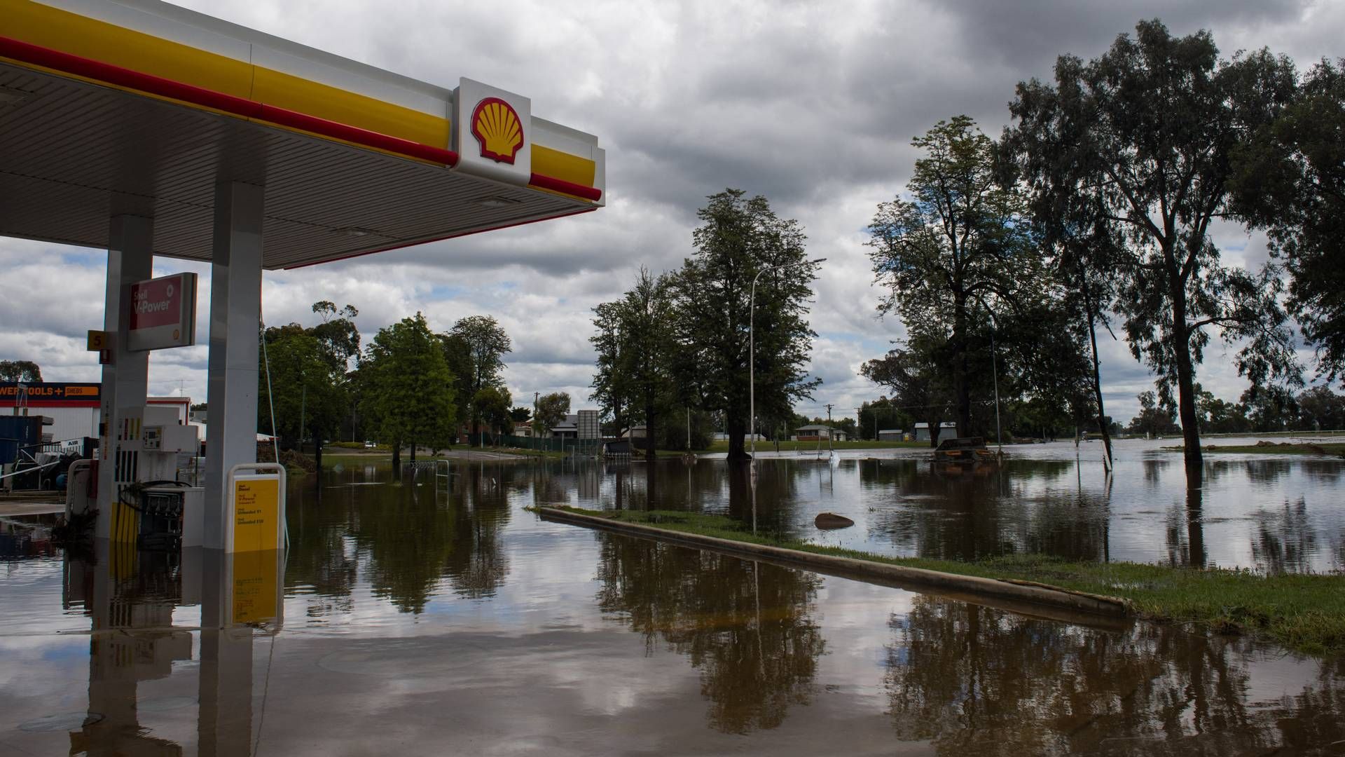 Eine überschwemmte Tankstelle in Australien. | Foto: picture alliance / abaca | Laine Nathan/ABACA