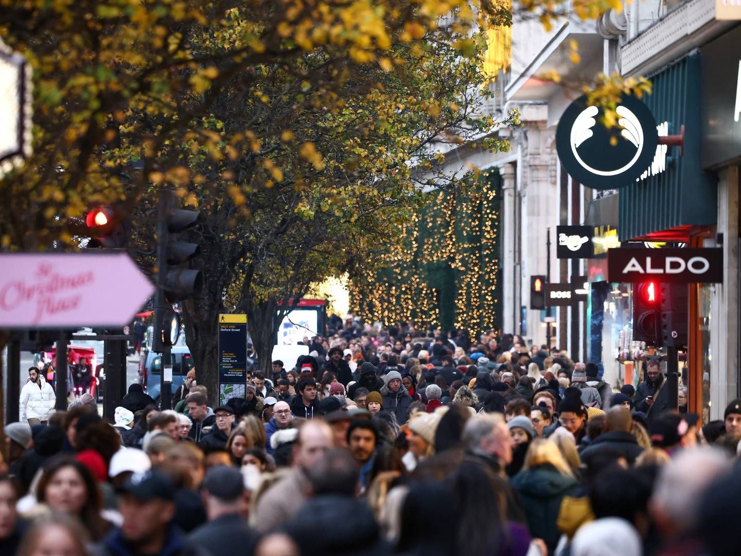 Den britiske legetøjskæde The Entertainer opfordrer kunderne til at shoppe julegaver i butikkerne frem for online for at være sikre på at få gaverne inden jul. | Foto: Henry Nicholls/Reuters/Ritzau Scanpix