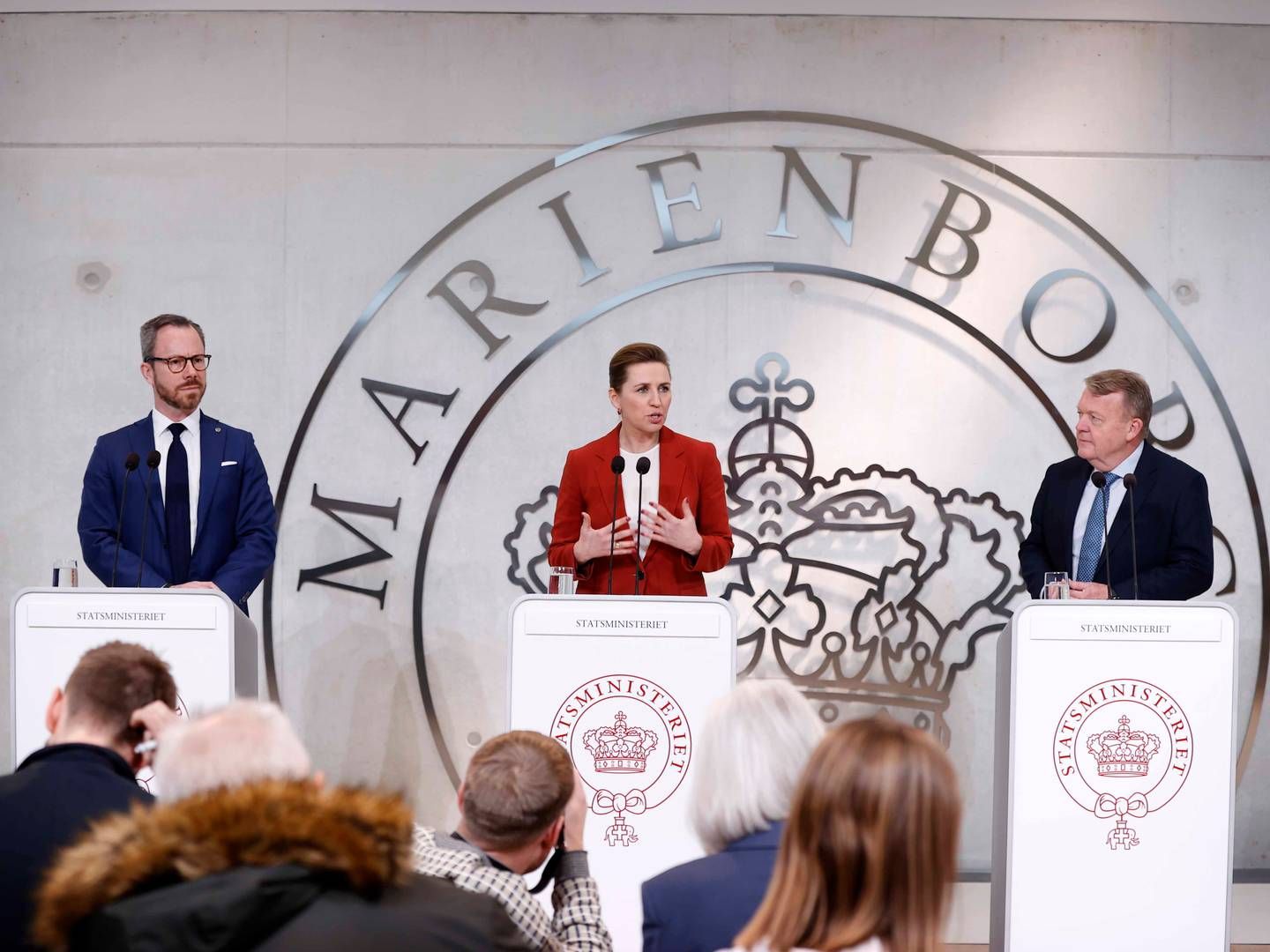 Grundlaget for Regeringen Mette Frederiksen II fremlægges onsdag på Marienborg af de tre partiledere for S, V og M. | Foto: Jens Dresling