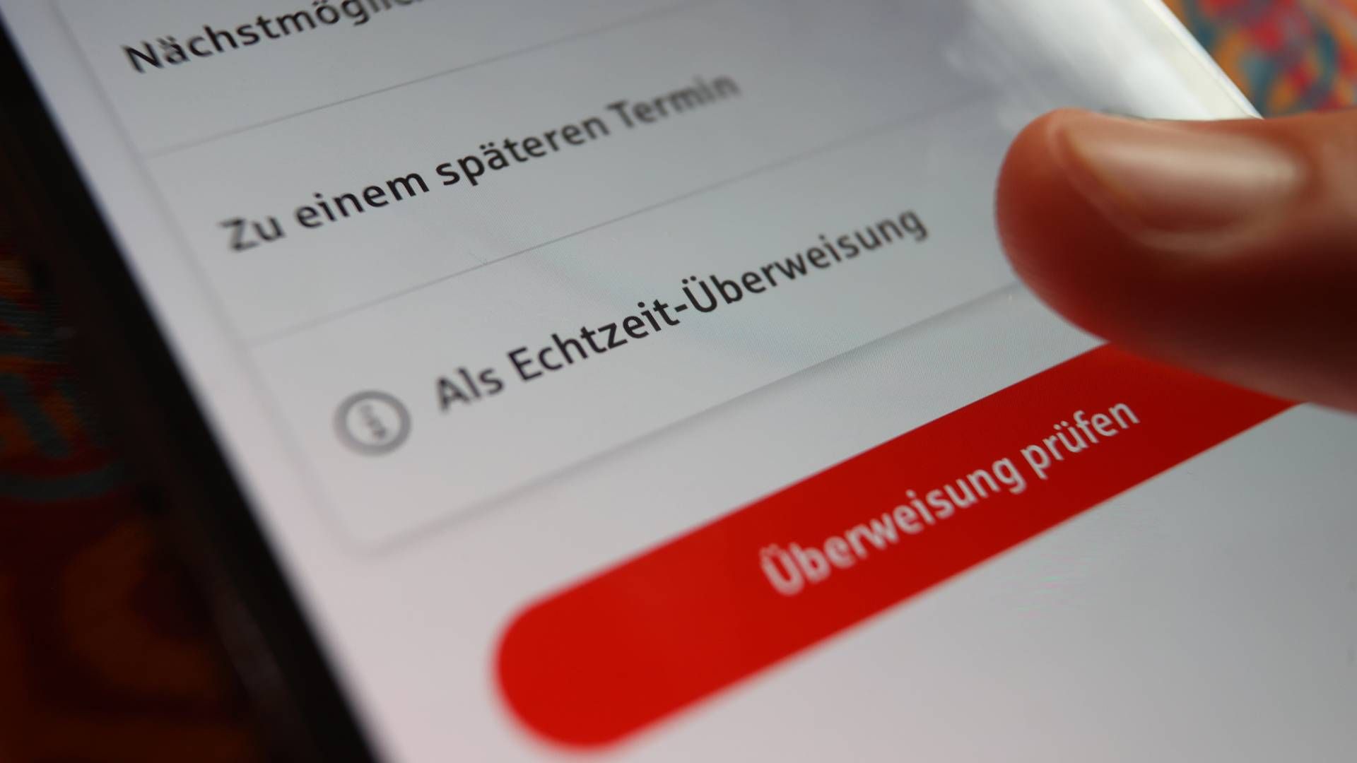 Die Option "Als Echtzeit-Überweisung" in einer Banking-App. | Foto: picture alliance/dpa | Karl-Josef Hildenbrand