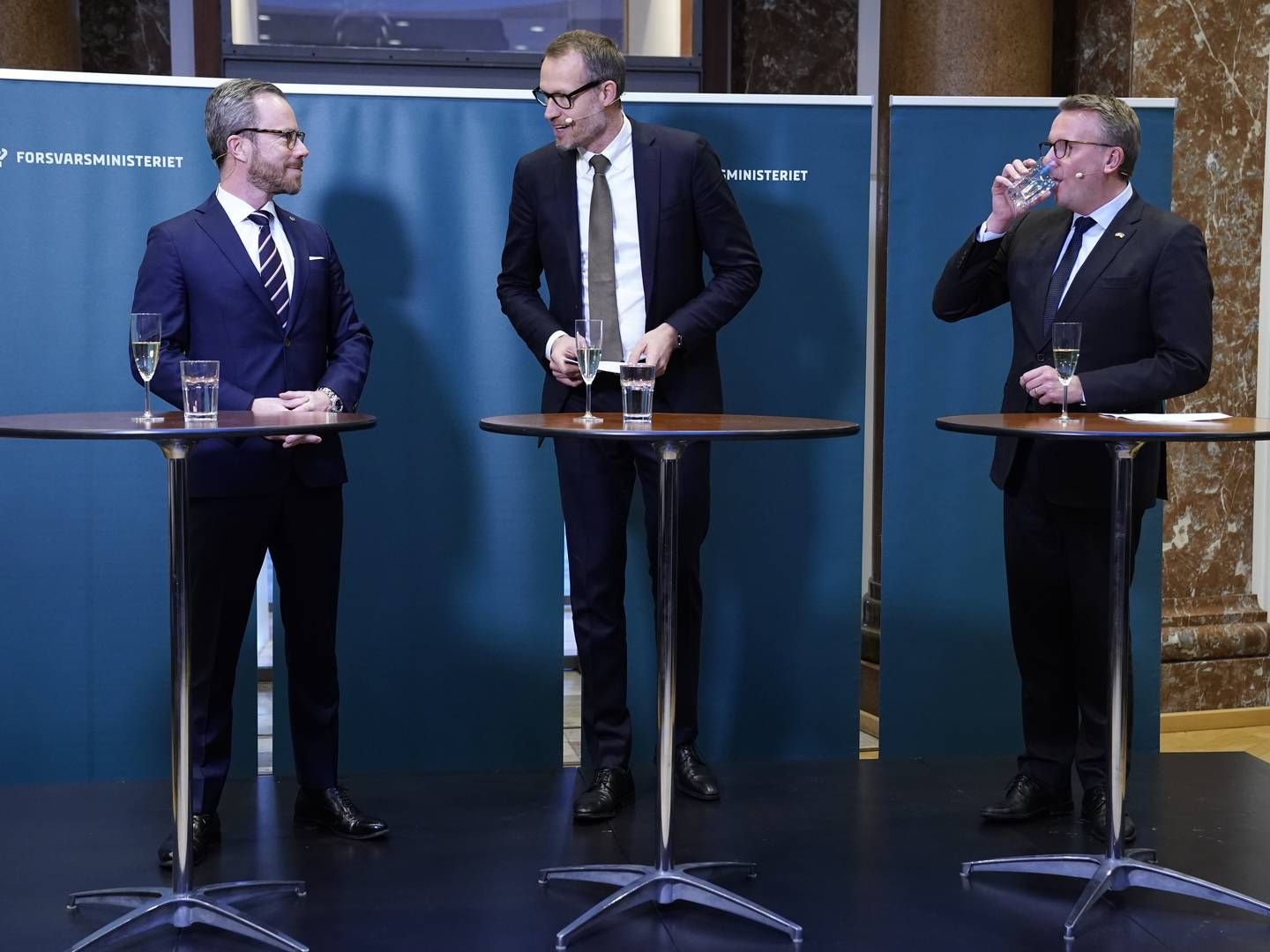 Morten Bødskov (th) har allerede overleveret posten som forsvarsminister til dens nye indehaver, Venstres formand Jakob Ellemann-Jensen. Senere torsdag vil Morten Bødskov indtage Erhvervsministeriet, hvor han afløser Simon Kollerup (S). | Foto: Liselotte Sabroe/Ritzau Scanpix