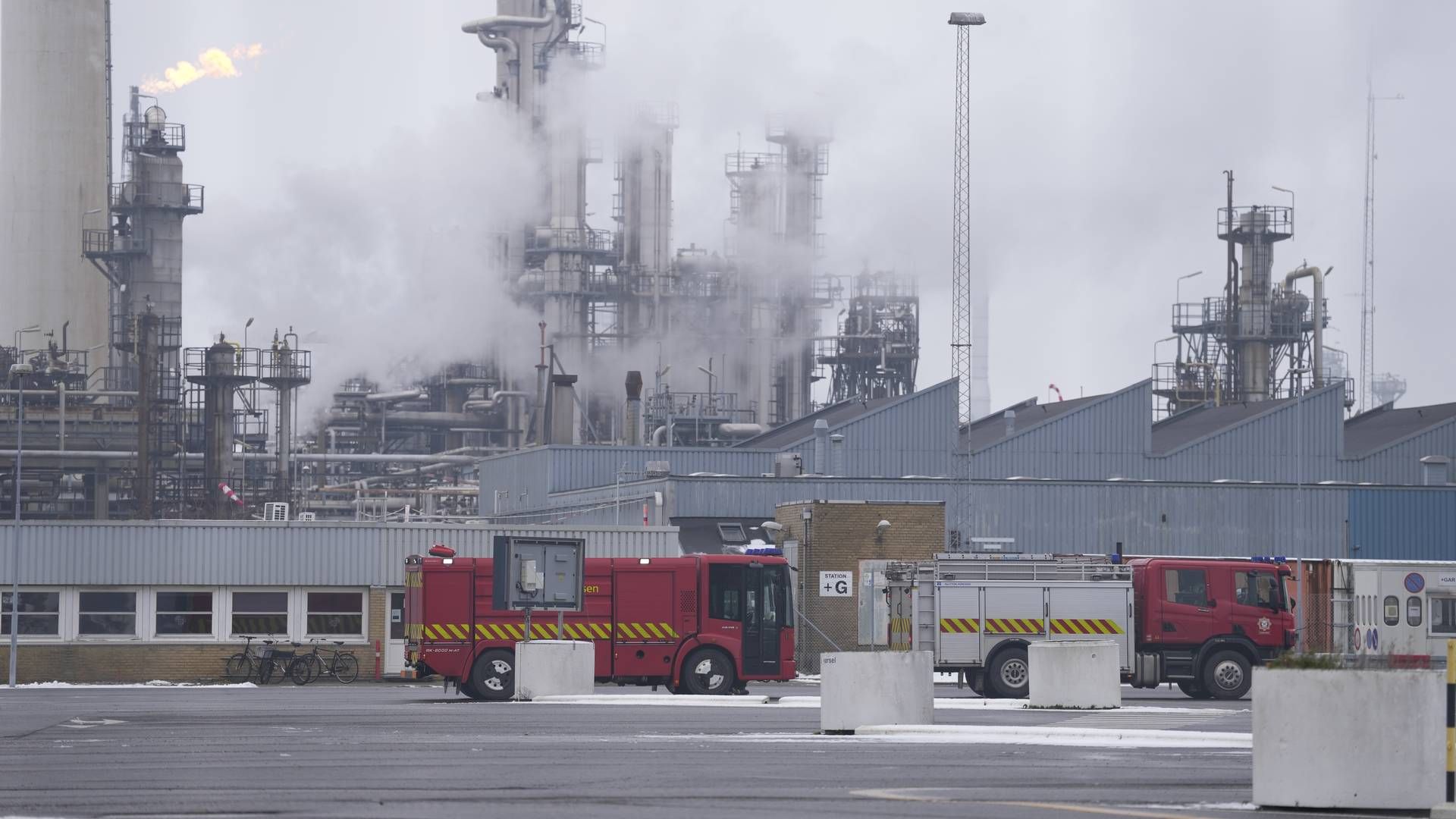 Brandvæsnet er lørdag formiddag rykket ud til en brand på olieraffinaderiet Crossbridge Energy i Fredericia. | Foto: Frank Cilius/Ritzau Scanpix