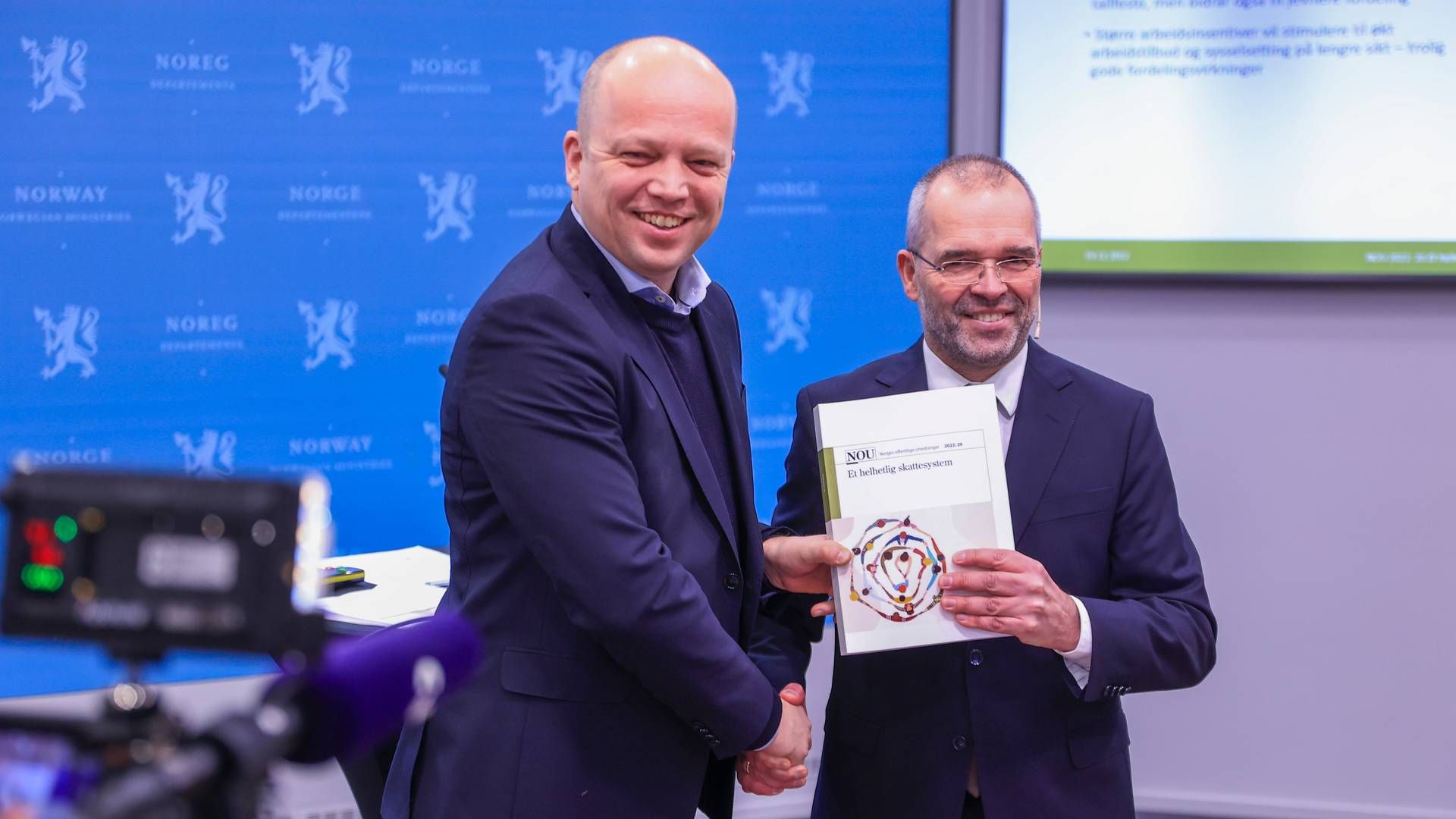 SKATTEUTREDNING: Finansminister Trygve Slagsvold Vedum (Sp) mottok skatteutvalgets utredning fra utvalgsleder Ragnar Torvik under en pressekonferanse i Oslo mandag. | Foto: Alf Simensen / NTB