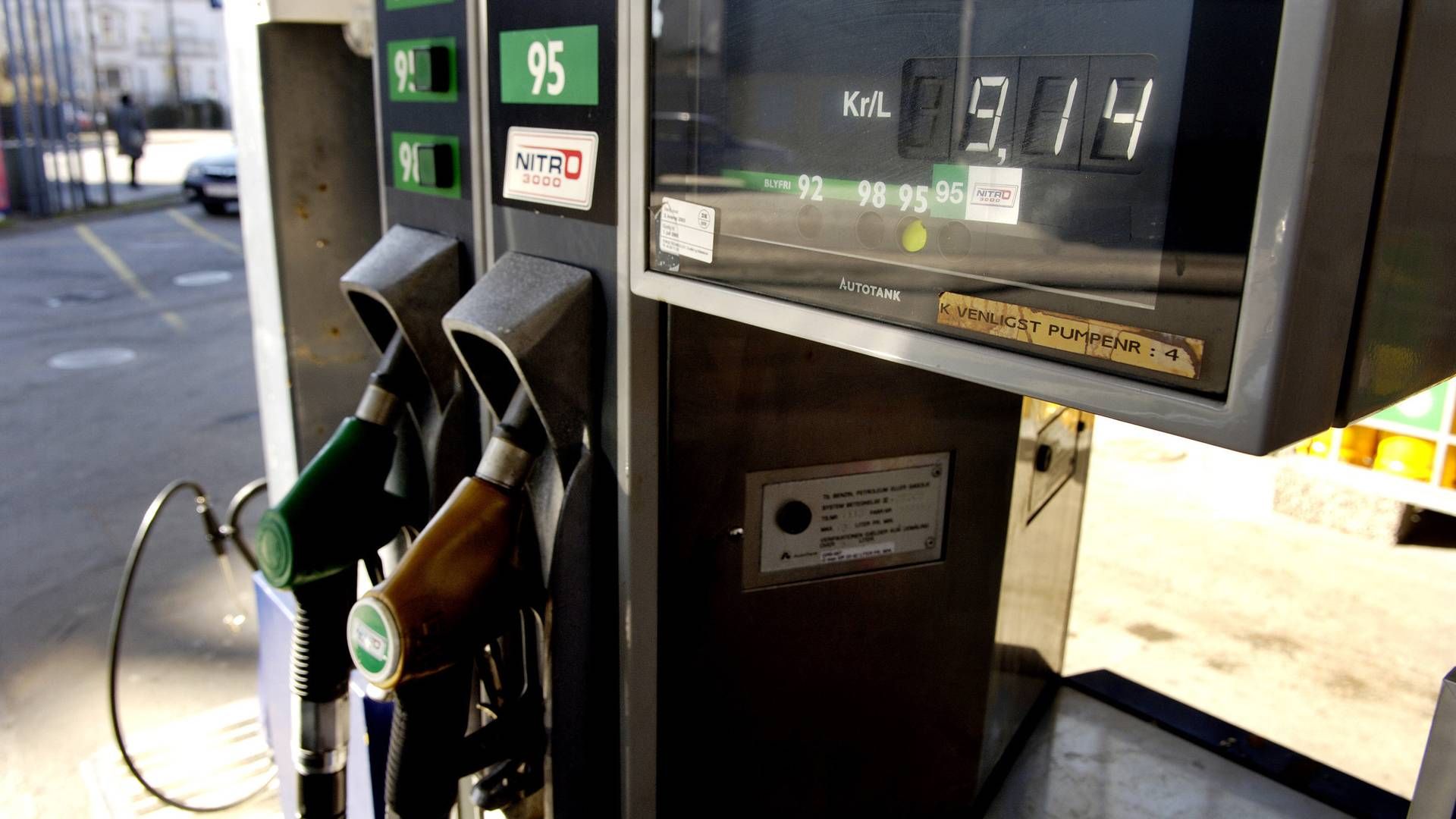 Oliepriser stiger efter fald i amerikanske olielagre