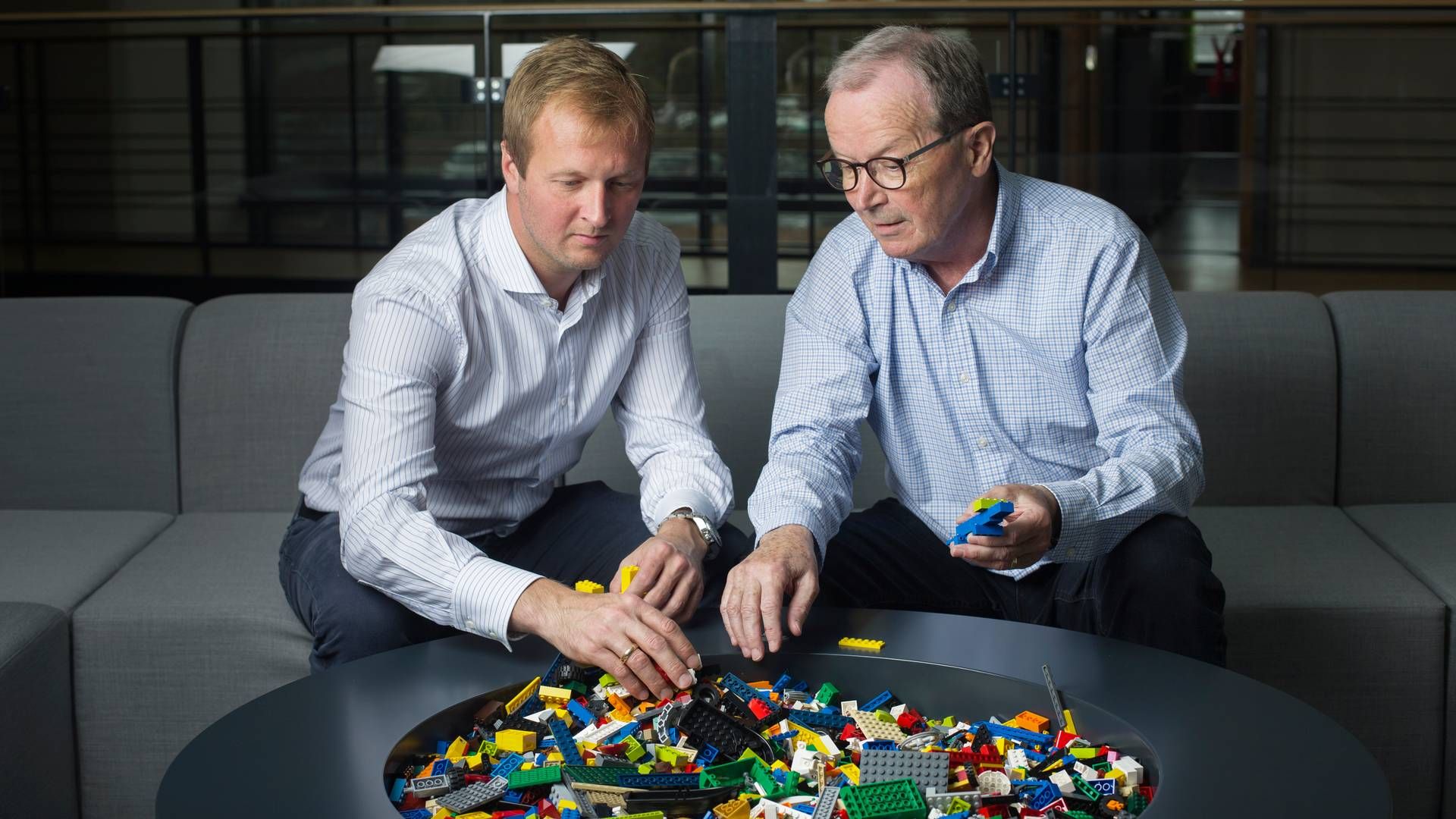 Kjeld Kirk Kristiansen (th.) har overladt Lego i næste generations varetægt og lader næstformandsposten i Lego A/S gå videre til sønnen Thomas Kirk Kristiansen (tv.), der også bliver formand i Lego Fonden i stedet for sin far. | Foto: Mathias Svold