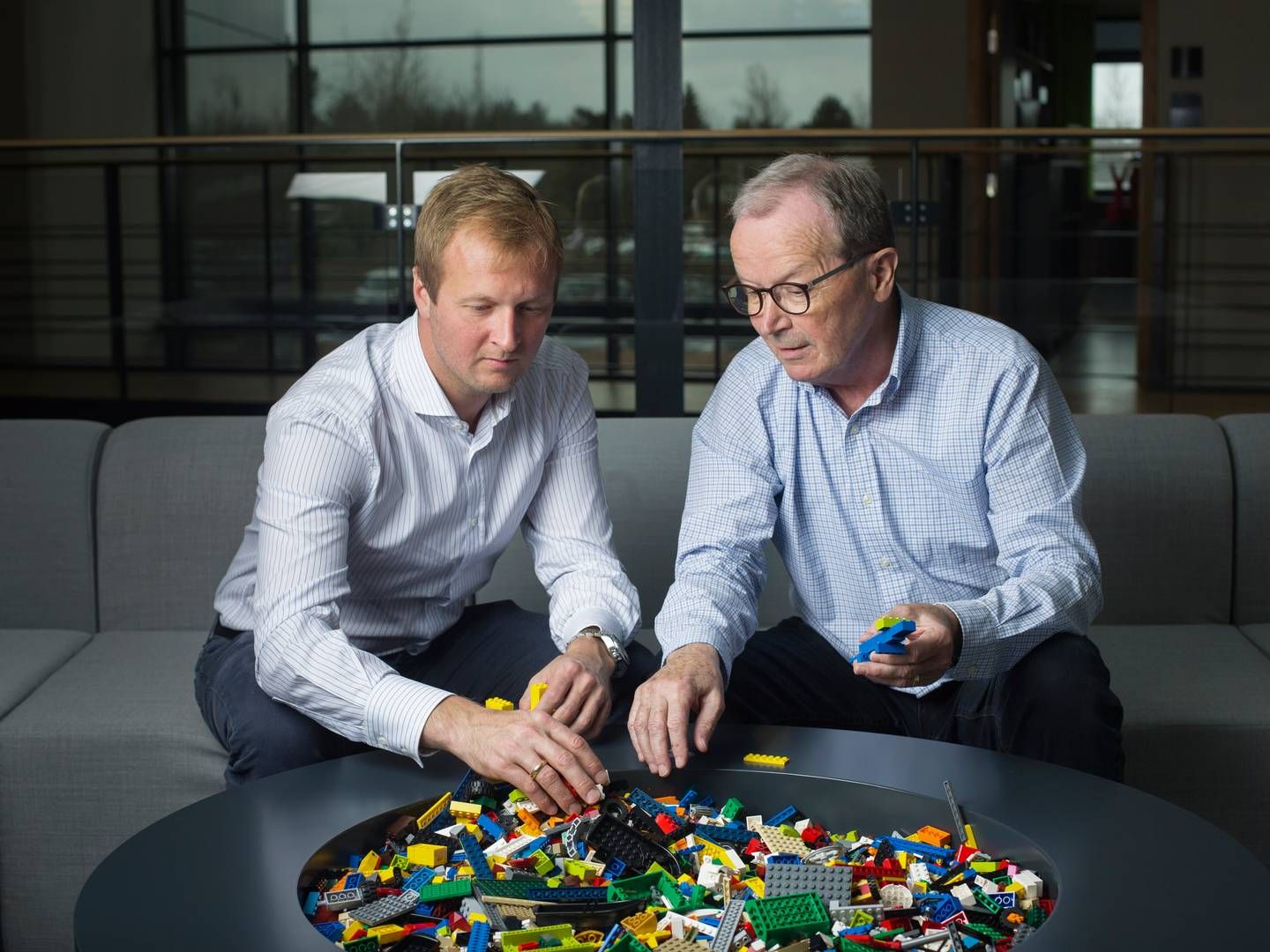 Kjeld Kirk Kristiansen (th.) har overladt Lego i næste generations varetægt og lader næstformandsposten i Lego A/S gå videre til sønnen Thomas Kirk Kristiansen (tv.), der også bliver formand i Lego Fonden i stedet for sin far. | Foto: Mathias Svold