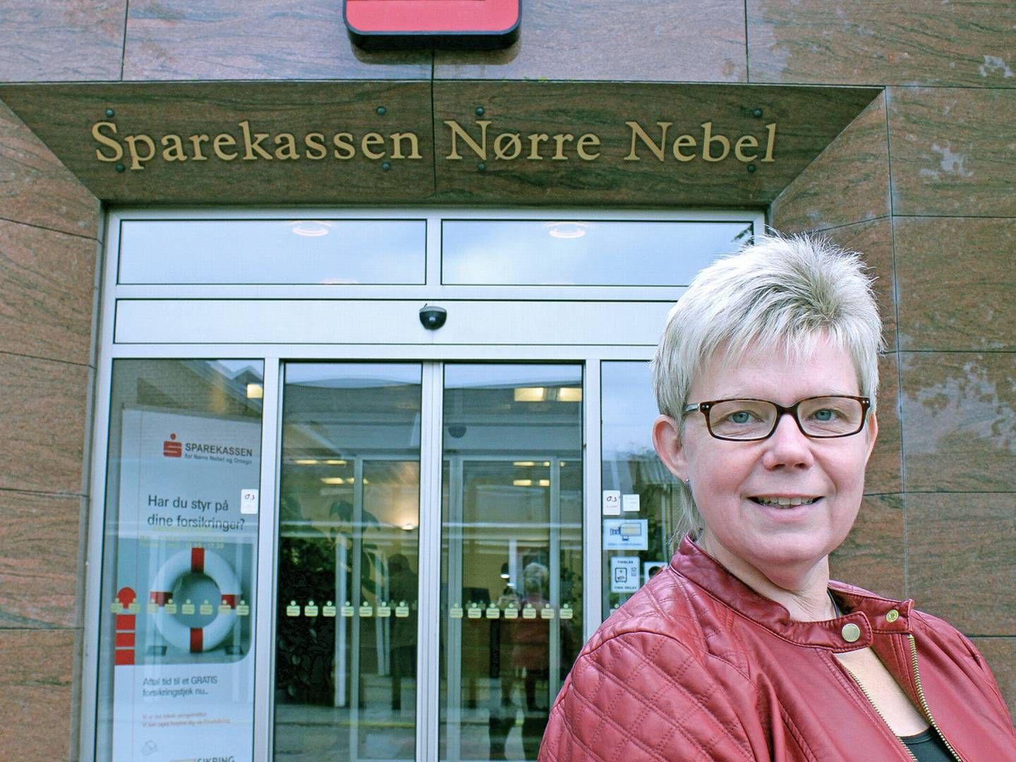 Den afgående direktør Sidsel Marie Løvvang ses her foran Sparekassen for Nørre Nebel og Omegns filial. Hun har tilbragt 42 år i sparekassen. | Foto: Søren Peter Frøsig