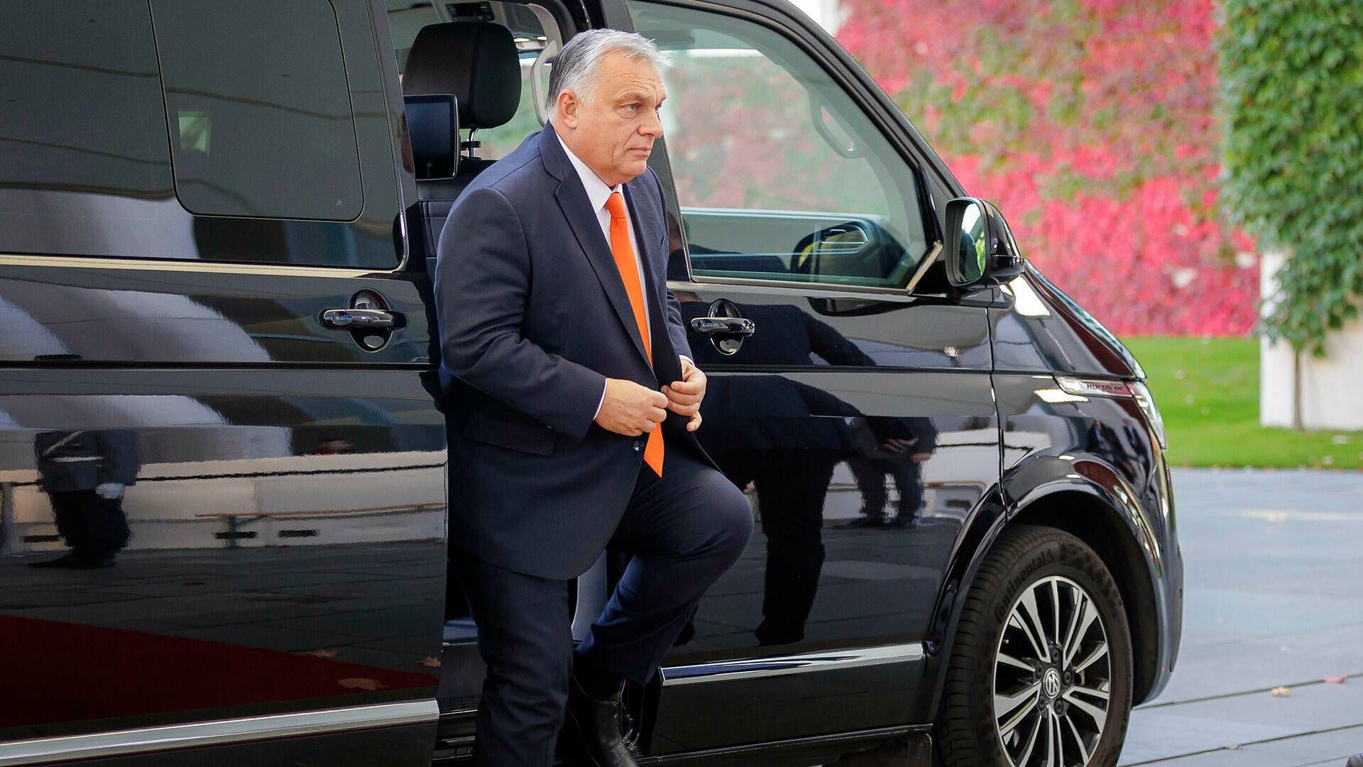 Ungarns premiereminister Victor Orban går efter store selskabers overskud for at lukke sine egne huller i statskassen. | Foto: Kira Hofmann/AP/Ritzau Scanpix