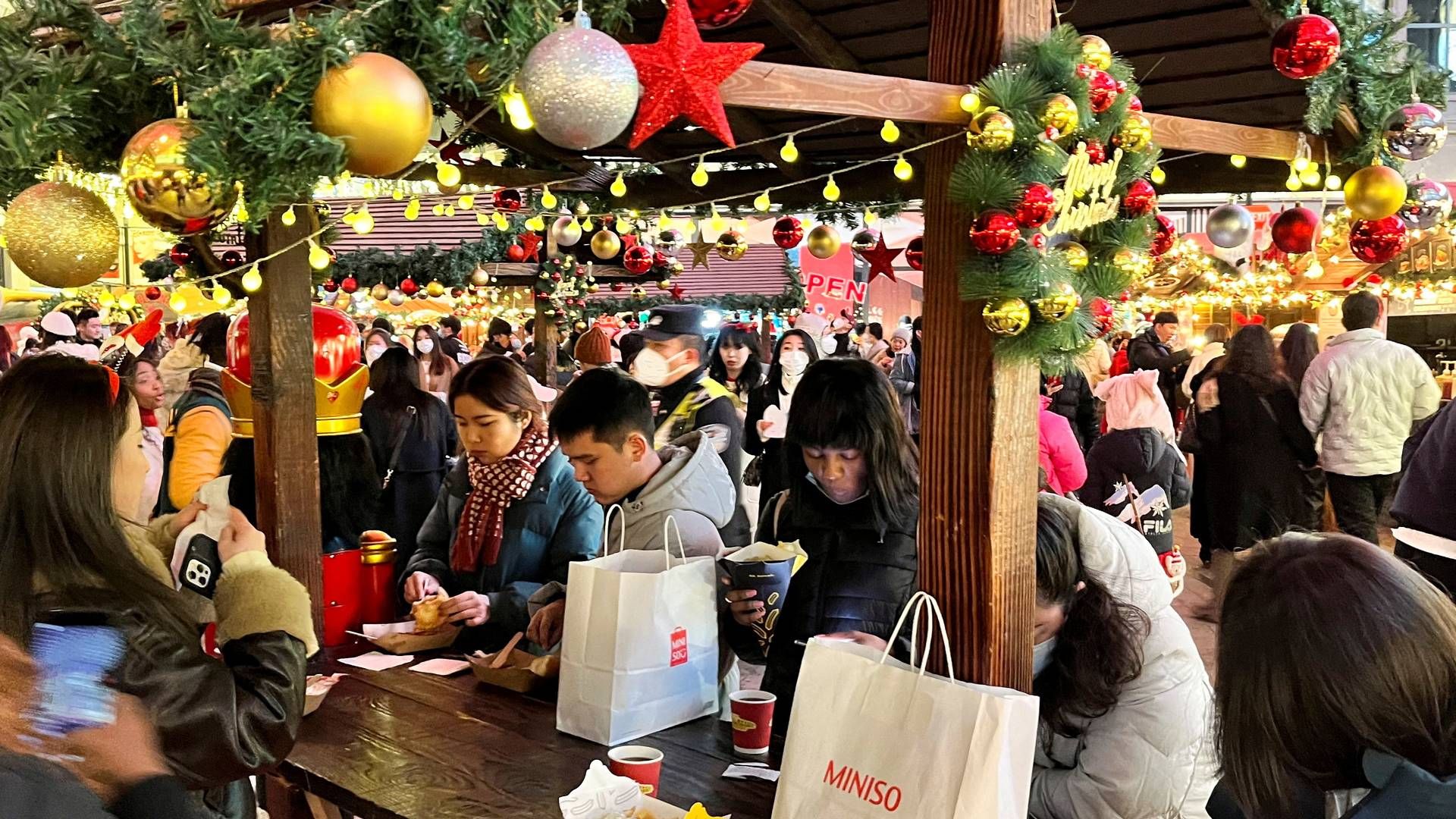 People visit a Christmas market, as coronavirus disease (COVID-19) outbreaks continue, in Shanghai, China December 24, 2022 | Photo: Staff/Reuters/Ritzau Scanpix