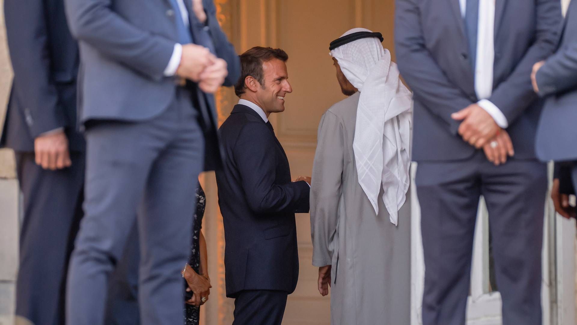 GIRER OPP: De forente arabiske emirater skrur opp olje- og gasstempoet, noe utenlandske aktører kan dra nytte av, ifølge et notat fra Abu Dhabi. Her møter president Sjeik Mohamed bin Zayed Frankrikes Emmanuel Macron i Versailles i juli. | Foto: Thomas Padilla / AP / NTB