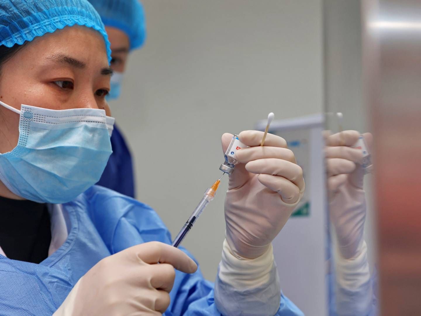 SMITTEUTBRUDD: De kinesiske vaksinene krever tre doser for å forhindre alvorlig sykdom blant eldre og andre som er særlig sårbare for viruset, og to doser gir bare 50 prosent beskyttelse for de over 60 år, ifølge WHO. | Foto: AP