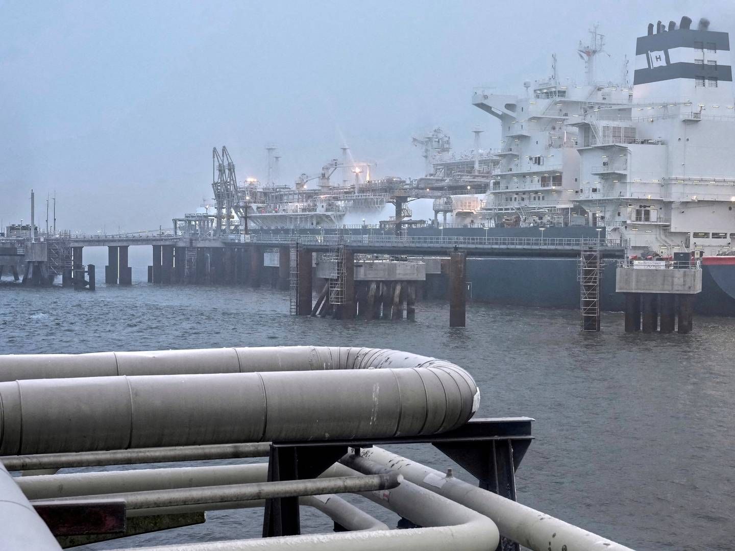 En FSRU LNG platform i havnen Wilhelshaven i Tyskland. Skibet er ikke blandt de tre nye, der finansieres af den tyske regering. | Foto: Pool/Reuters/Ritzau Scanpix/REUTERS / X80003